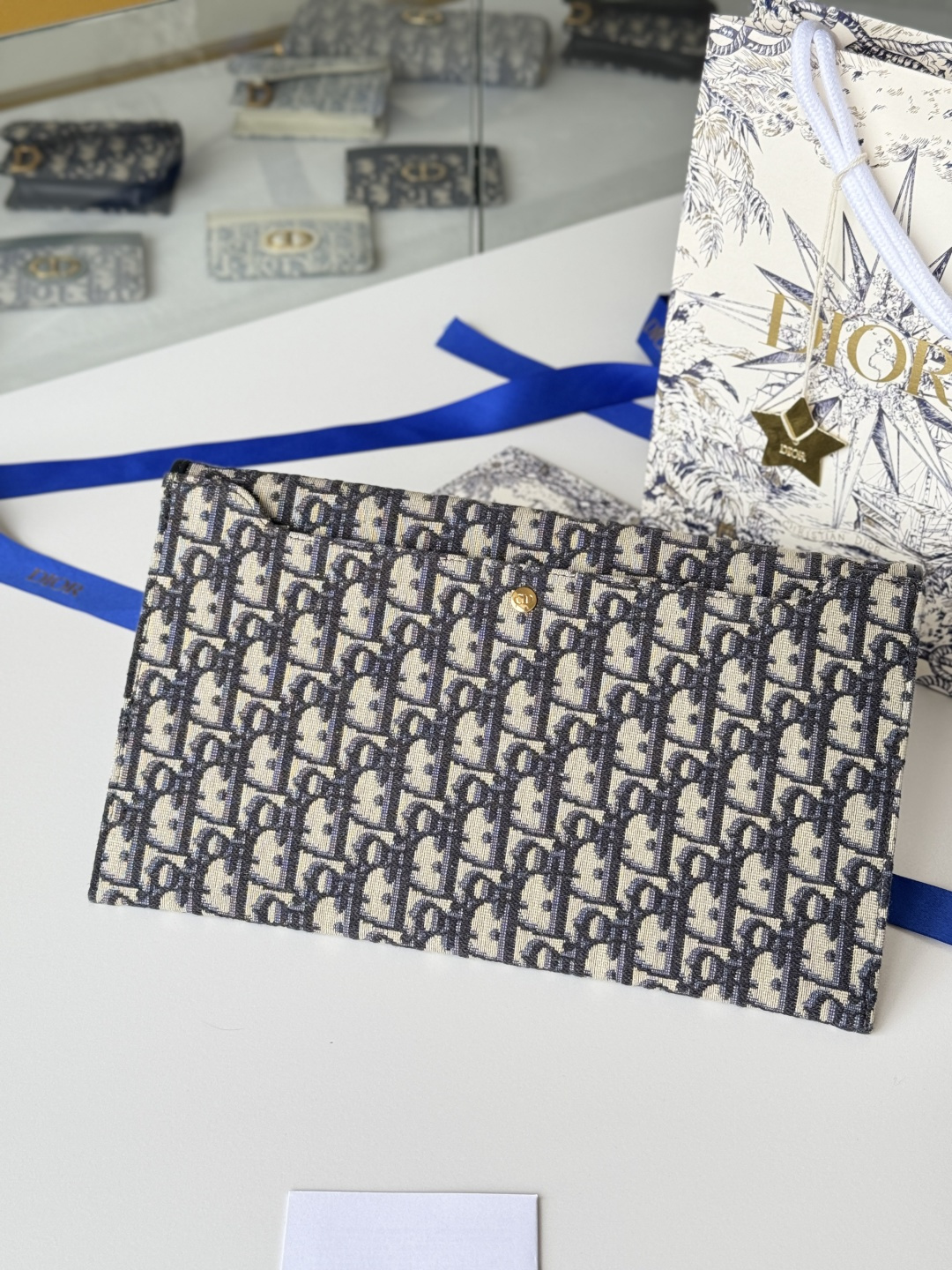 💰370💰 手拿包
30 Montaigne系列翻盖手拿包，采用经典Oblique 老花面料精心制作，饰以其同名系列的经典标识，包括翻盖上的金色饰面金属旋钮式字母扣环，满满的复古气息，旅行使用既轻便又百搭 size:30*2*18cm
编号：2039