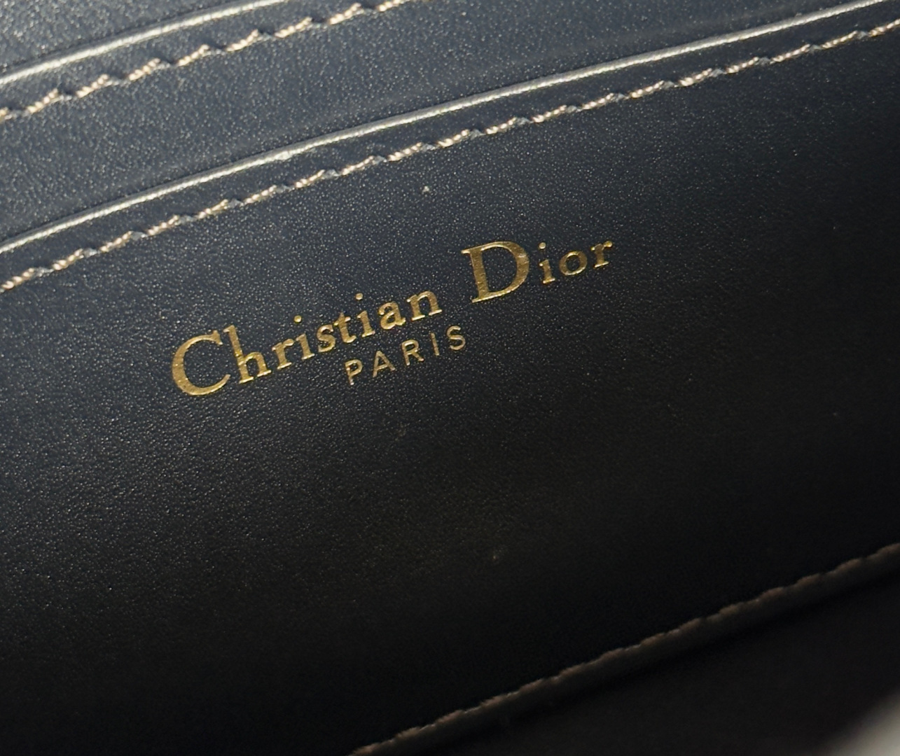 💰370💰 手拿包
30 Montaigne系列翻盖手拿包，采用经典Oblique 老花面料精心制作，饰以其同名系列的经典标识，包括翻盖上的金色饰面金属旋钮式字母扣环，满满的复古气息，旅行使用既轻便又百搭 size:30*2*18cm
编号：2039