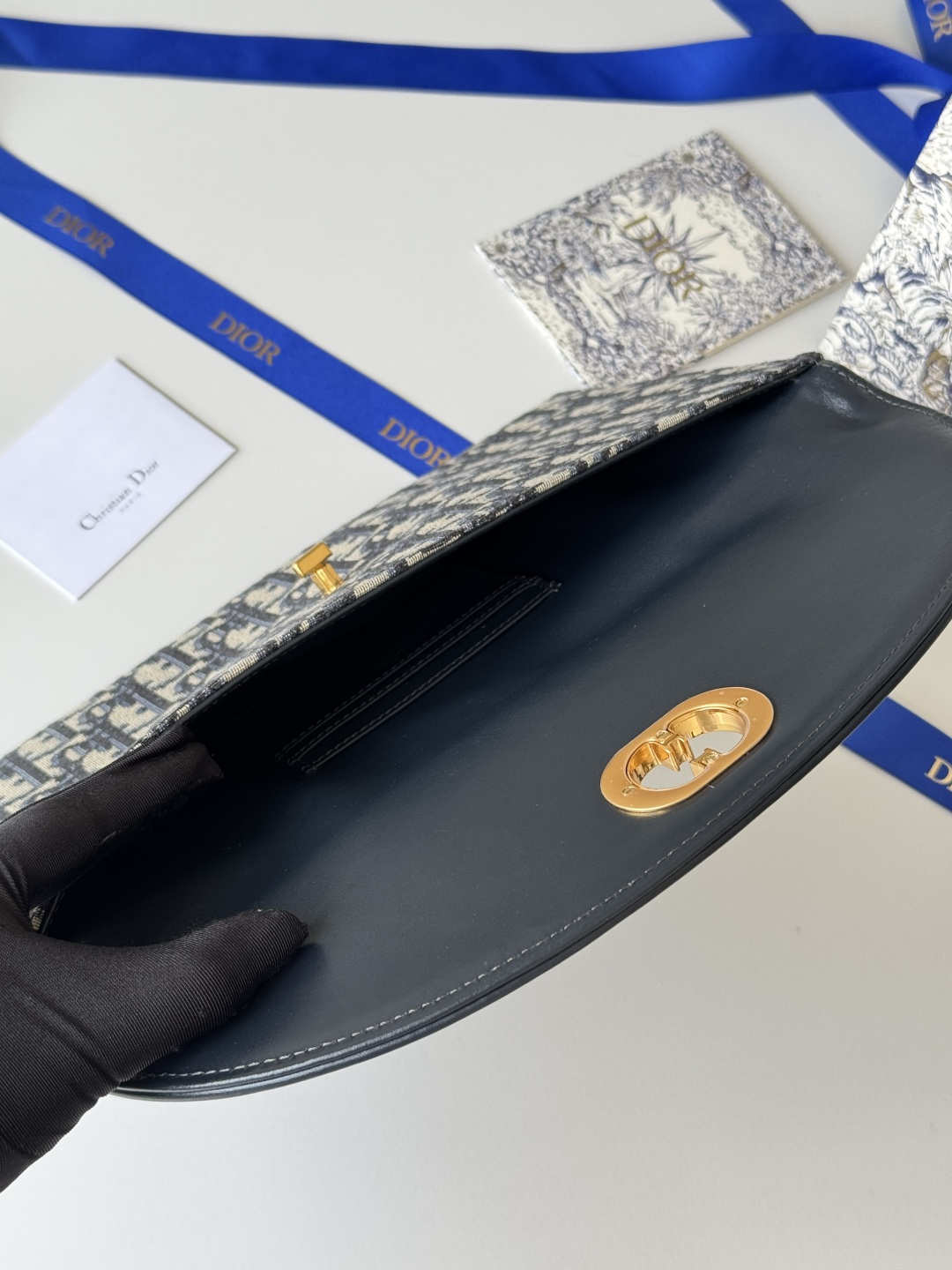 💰370💰 手拿包
30 Montaigne系列翻盖手拿包，采用经典Oblique 老花面料精心制作，饰以其同名系列的经典标识，包括翻盖上的金色饰面金属旋钮式字母扣环，满满的复古气息，旅行使用既轻便又百搭 size:30*2*18cm
编号：2039