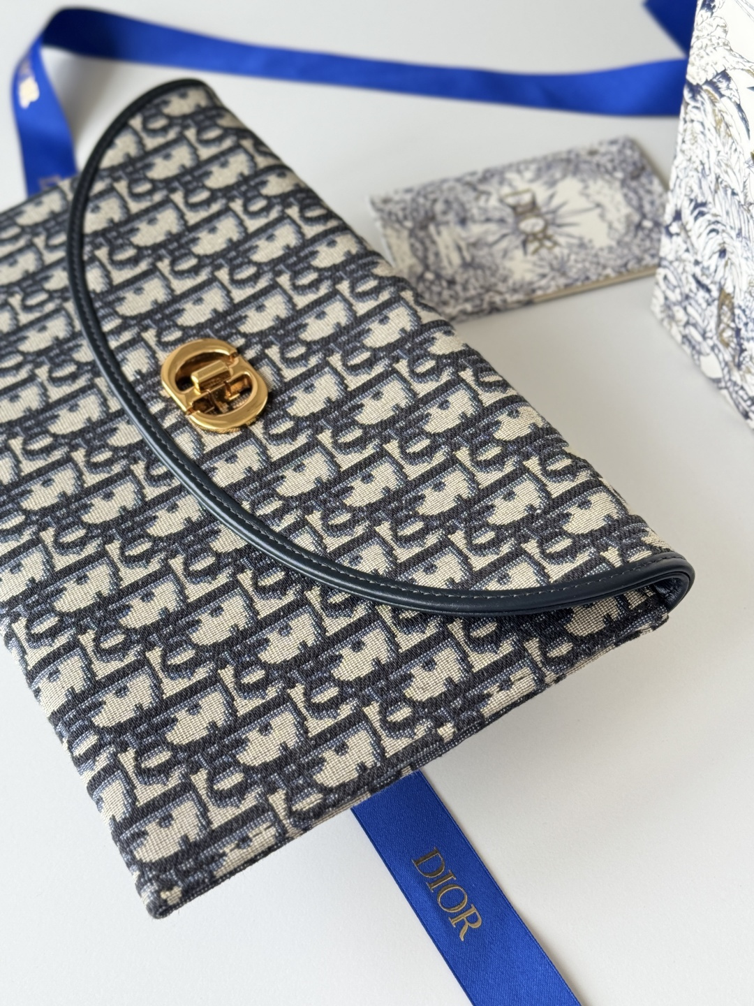 💰370💰 手拿包
30 Montaigne系列翻盖手拿包，采用经典Oblique 老花面料精心制作，饰以其同名系列的经典标识，包括翻盖上的金色饰面金属旋钮式字母扣环，满满的复古气息，旅行使用既轻便又百搭 size:30*2*18cm
编号：2039