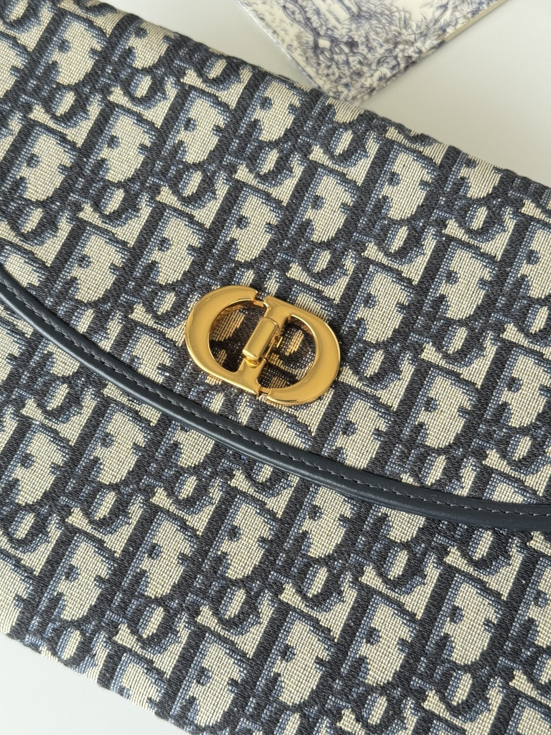 💰370💰 手拿包
30 Montaigne系列翻盖手拿包，采用经典Oblique 老花面料精心制作，饰以其同名系列的经典标识，包括翻盖上的金色饰面金属旋钮式字母扣环，满满的复古气息，旅行使用既轻便又百搭 size:30*2*18cm
编号：2039