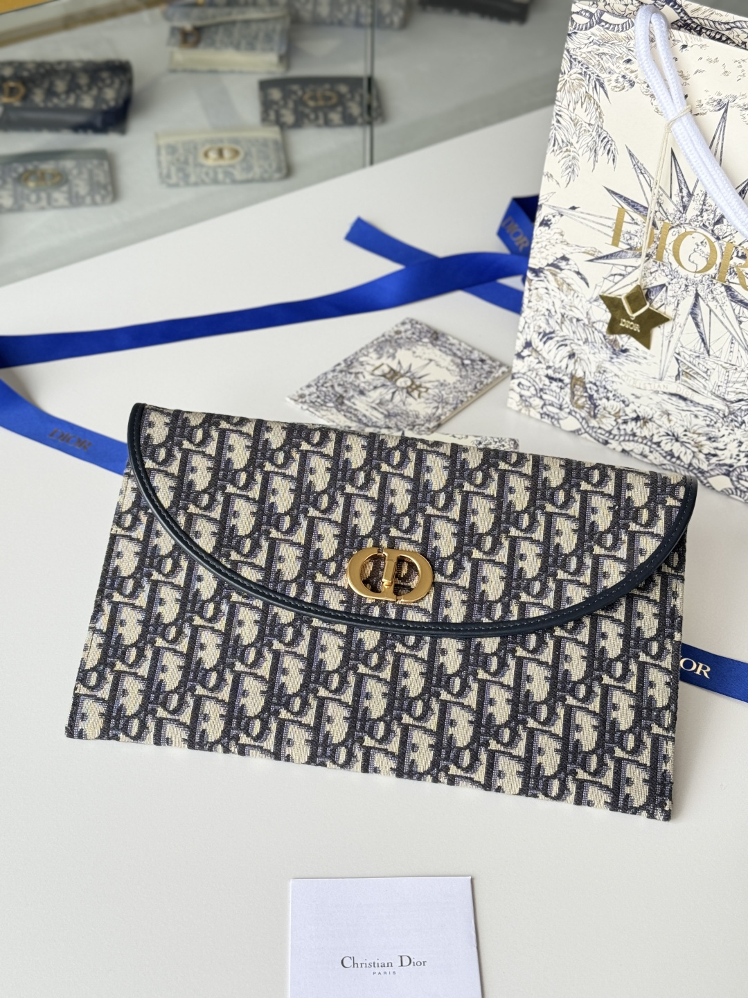 NO:673719,Clutch 30 Montaigne series flip clutch bag, carefully made of classic Oblique presbyopia fabric, decorated with the classic logo of its eponymous series, including a gold-finished metal knob-type letter buckle on the flap, full of retro flavor, lightweight and versatile for travel size: 30*2*18cm No. 2039, Dior wallet, dior, wallets, handbag19860909手拿包 30 Montaigne系列翻盖手拿包,采用经典Oblique 老花面料精心制作,饰以其同名系列的经典标识,包括翻盖上的金色饰面金属旋钮式字母扣环,满满的复古气息,旅行使用既轻便又百搭 size:30*2*18cm 编号2039,Dior钱包,dior,wallets,handbag,欧美剧