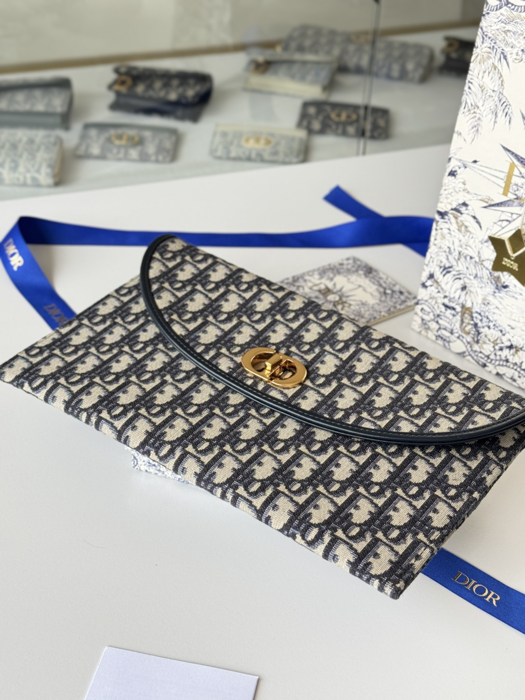 💰370💰 手拿包
30 Montaigne系列翻盖手拿包，采用经典Oblique 老花面料精心制作，饰以其同名系列的经典标识，包括翻盖上的金色饰面金属旋钮式字母扣环，满满的复古气息，旅行使用既轻便又百搭 size:30*2*18cm
编号：2039