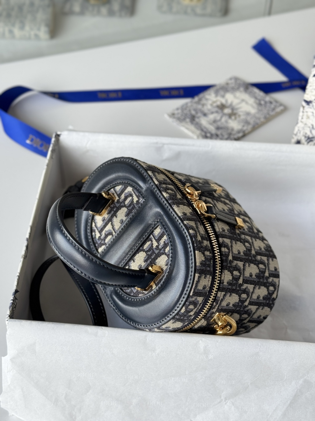 💰450💰𝗖𝗗 𝗦𝗶𝗴𝗻𝗮𝘁𝘂𝗿𝗲 𝗩𝗮𝗻𝗶𝘁𝘆
化妆盒子
超大 𝗖𝗗压花 高级内涵
椭圆包型 多了复古调调
独家定制高品质的对版老花料 
时髦有调性
兼具正式场合和日常生活
尺寸 16*11*9.5cm
编号：9225