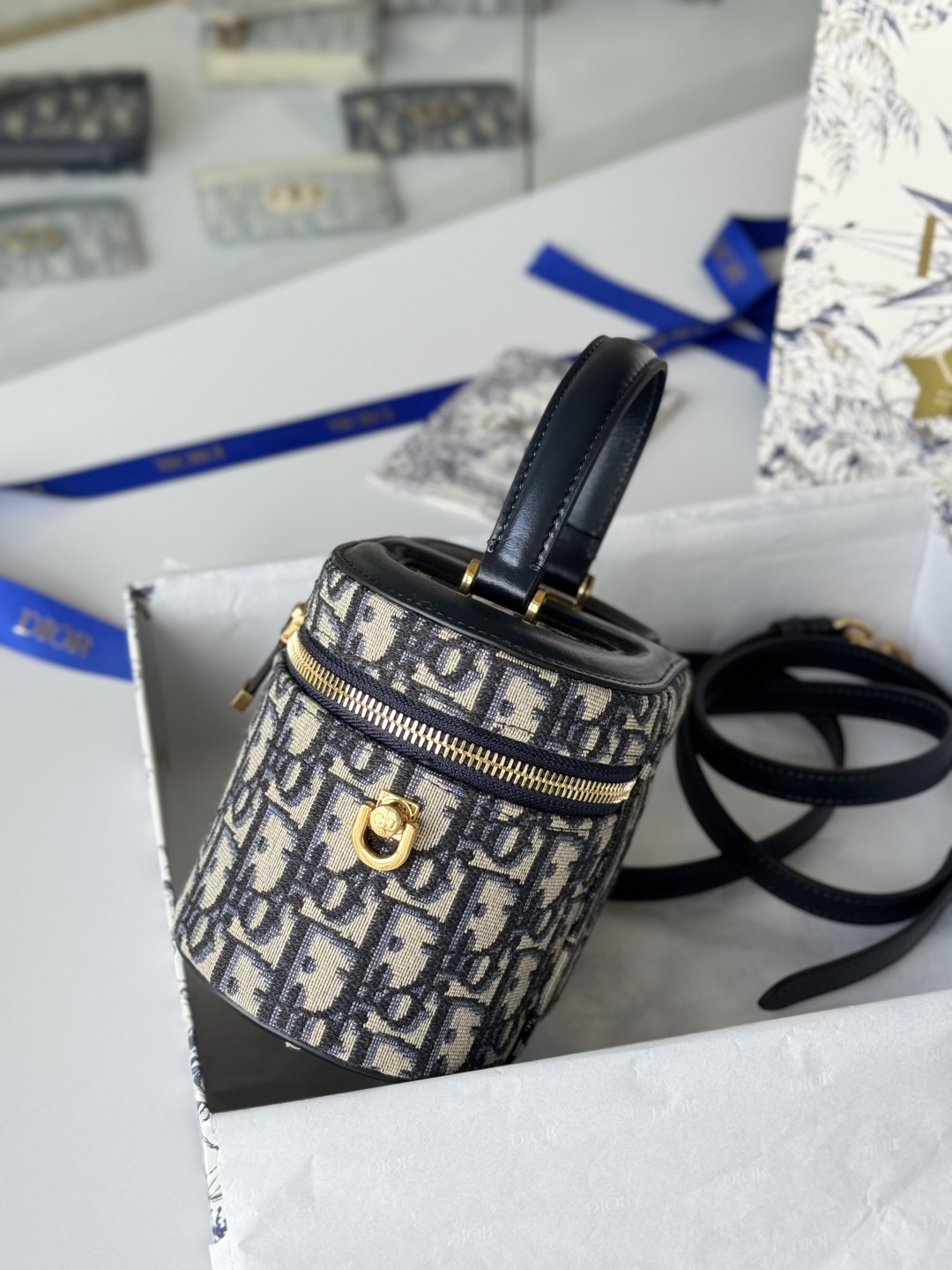 💰450💰𝗖𝗗 𝗦𝗶𝗴𝗻𝗮𝘁𝘂𝗿𝗲 𝗩𝗮𝗻𝗶𝘁𝘆
化妆盒子
超大 𝗖𝗗压花 高级内涵
椭圆包型 多了复古调调
独家定制高品质的对版老花料 
时髦有调性
兼具正式场合和日常生活
尺寸 16*11*9.5cm
编号：9225