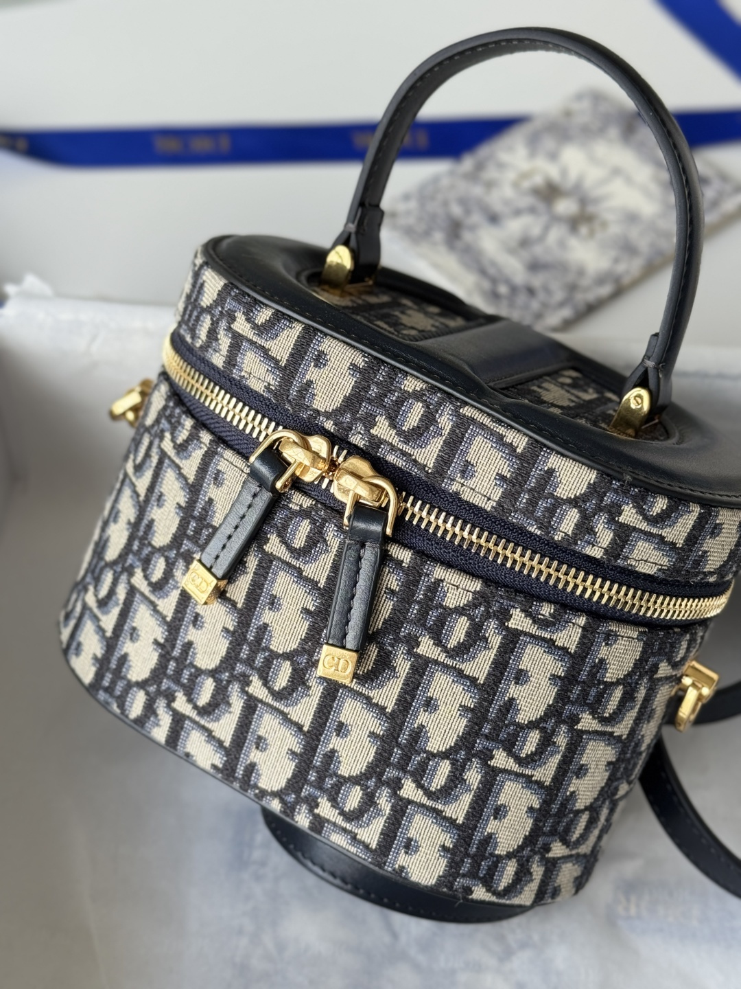 💰450💰𝗖𝗗 𝗦𝗶𝗴𝗻𝗮𝘁𝘂𝗿𝗲 𝗩𝗮𝗻𝗶𝘁𝘆
化妆盒子
超大 𝗖𝗗压花 高级内涵
椭圆包型 多了复古调调
独家定制高品质的对版老花料 
时髦有调性
兼具正式场合和日常生活
尺寸 16*11*9.5cm
编号：9225