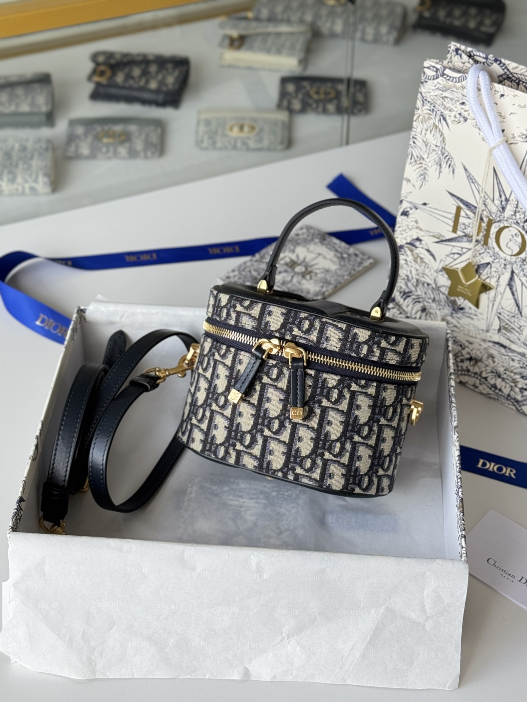 NO:673730,Cosmetic box, extra large, embossed, high-end connotation, oval bag shape, more retro tones, exclusive customization of high-quality matching old flowers, fashionable and tonal, suitable for formal occasions and daily life, size 16*11*9.5cm, No. 9225, Dior wallet, dior, wallets, cosmetic bags & cases19860909化妆盒子 超大 压花 高级内涵 椭圆包型 多了复古调调 独家定制高品质的对版老花料 时髦有调性 兼具正式场合和日常生活 尺寸 16*11*9.5cm 编号9225,Dior钱包,dior,wallets,cosmetic bags & cases,欧美剧