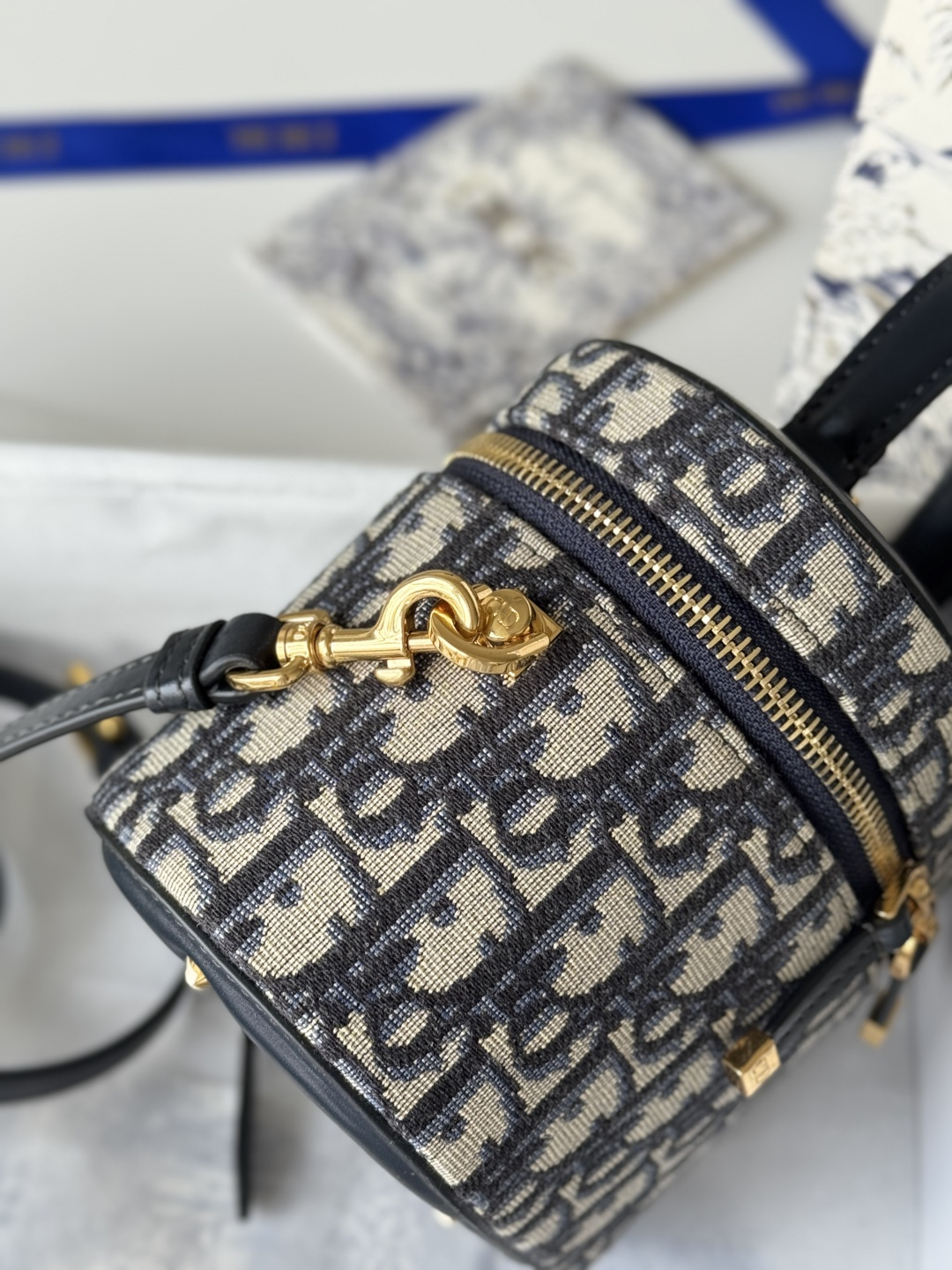 💰450💰𝗖𝗗 𝗦𝗶𝗴𝗻𝗮𝘁𝘂𝗿𝗲 𝗩𝗮𝗻𝗶𝘁𝘆
化妆盒子
超大 𝗖𝗗压花 高级内涵
椭圆包型 多了复古调调
独家定制高品质的对版老花料 
时髦有调性
兼具正式场合和日常生活
尺寸 16*11*9.5cm
编号：9225