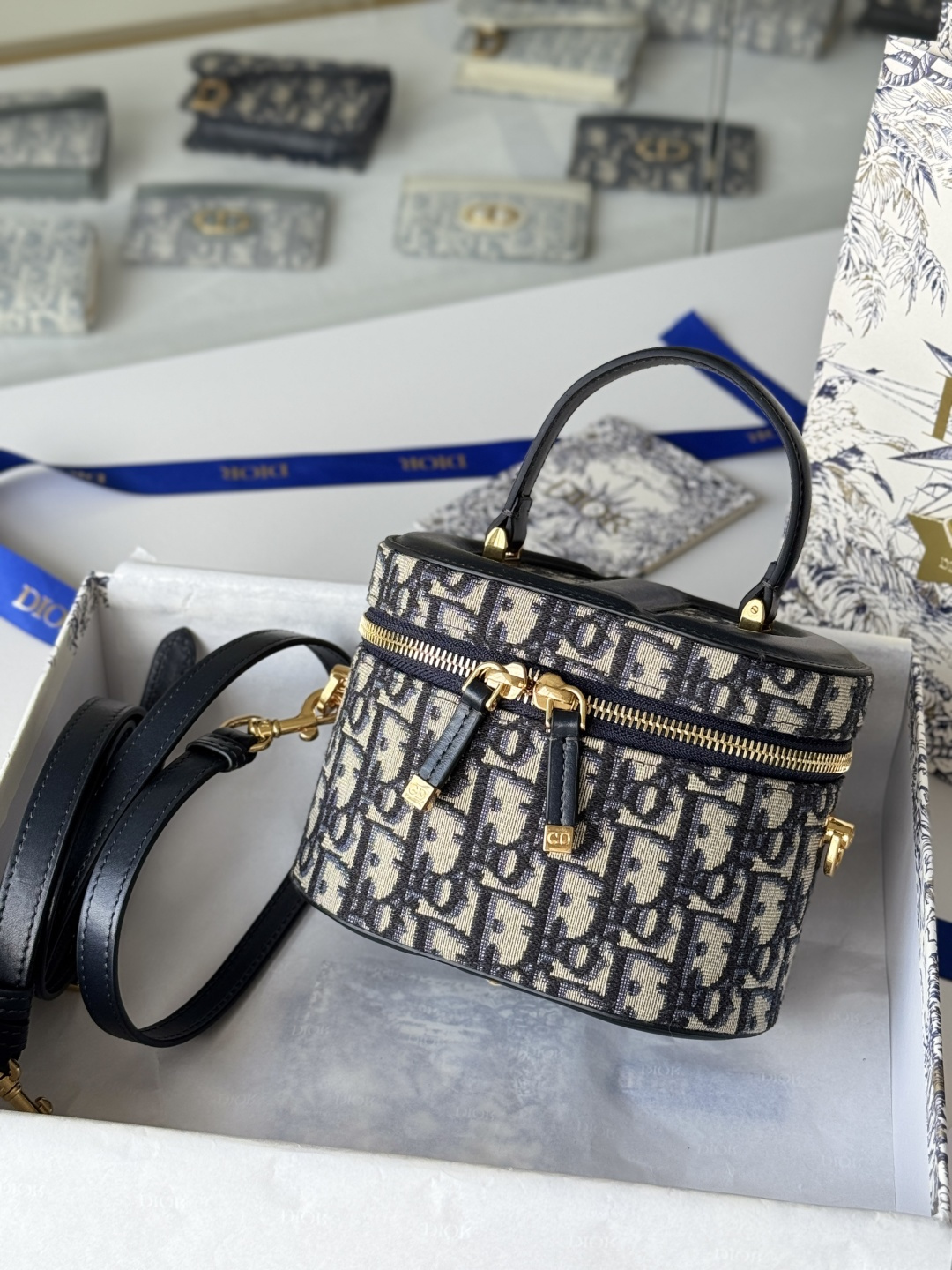 💰450💰𝗖𝗗 𝗦𝗶𝗴𝗻𝗮𝘁𝘂𝗿𝗲 𝗩𝗮𝗻𝗶𝘁𝘆
化妆盒子
超大 𝗖𝗗压花 高级内涵
椭圆包型 多了复古调调
独家定制高品质的对版老花料 
时髦有调性
兼具正式场合和日常生活
尺寸 16*11*9.5cm
编号：9225