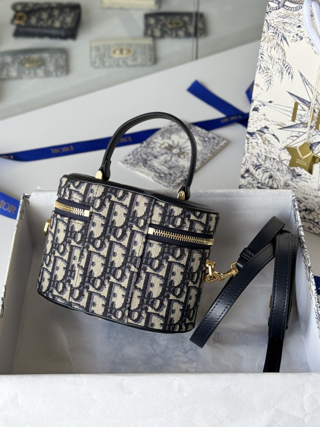 💰450💰𝗖𝗗 𝗦𝗶𝗴𝗻𝗮𝘁𝘂𝗿𝗲 𝗩𝗮𝗻𝗶𝘁𝘆
化妆盒子
超大 𝗖𝗗压花 高级内涵
椭圆包型 多了复古调调
独家定制高品质的对版老花料 
时髦有调性
兼具正式场合和日常生活
尺寸 16*11*9.5cm
编号：9225