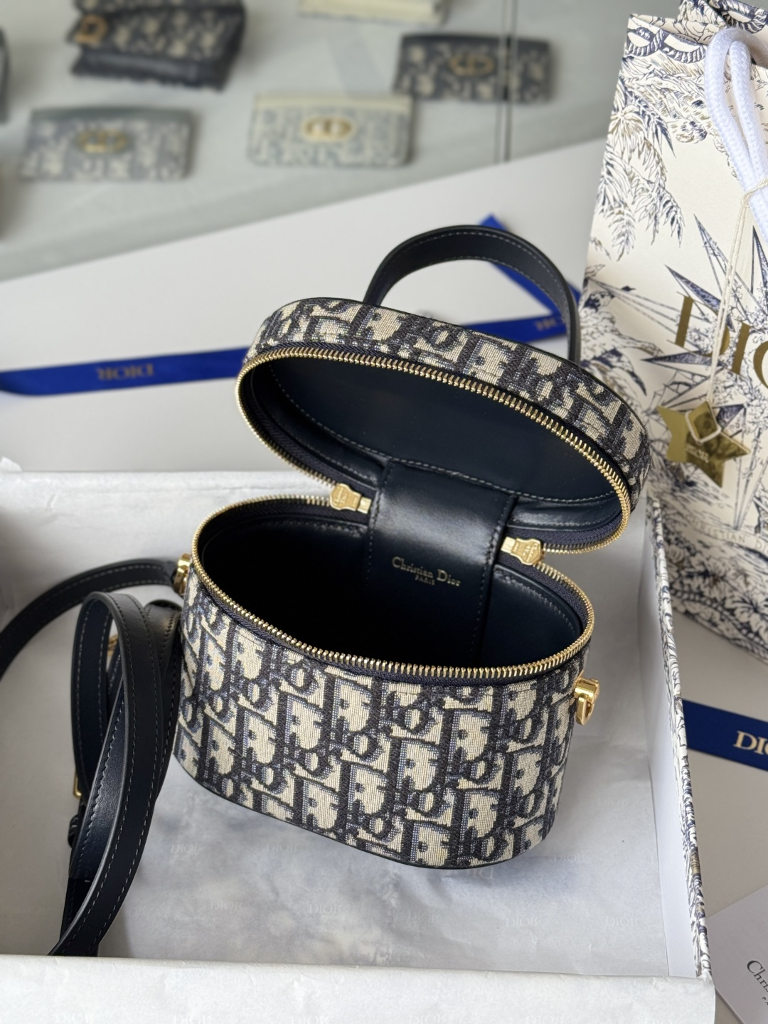 💰450💰𝗖𝗗 𝗦𝗶𝗴𝗻𝗮𝘁𝘂𝗿𝗲 𝗩𝗮𝗻𝗶𝘁𝘆
化妆盒子
超大 𝗖𝗗压花 高级内涵
椭圆包型 多了复古调调
独家定制高品质的对版老花料 
时髦有调性
兼具正式场合和日常生活
尺寸 16*11*9.5cm
编号：9225