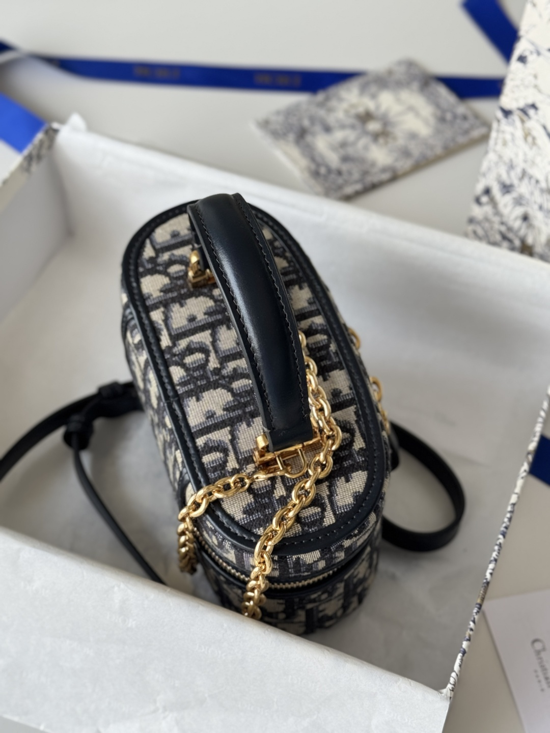 💰430💰dior-30 Montaigne 迷你 vanity系列，化妆盒的包形太可爱拉，既小巧又精致，采用蓝色Obliaue 老花面料，标志性的字母提升格调，包的容量可收纳各种日常用品和手机，内格自带补镜，每天出门都可以美美哒，搭配可调节链条肩带，轻松解锁多种背法和多种搭配
size:16.5*8*9.5cm 
编号：9224