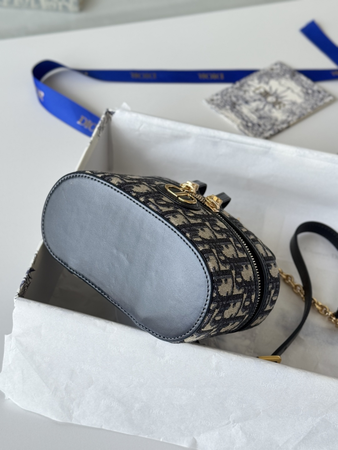 💰430💰dior-30 Montaigne 迷你 vanity系列，化妆盒的包形太可爱拉，既小巧又精致，采用蓝色Obliaue 老花面料，标志性的字母提升格调，包的容量可收纳各种日常用品和手机，内格自带补镜，每天出门都可以美美哒，搭配可调节链条肩带，轻松解锁多种背法和多种搭配
size:16.5*8*9.5cm 
编号：9224
