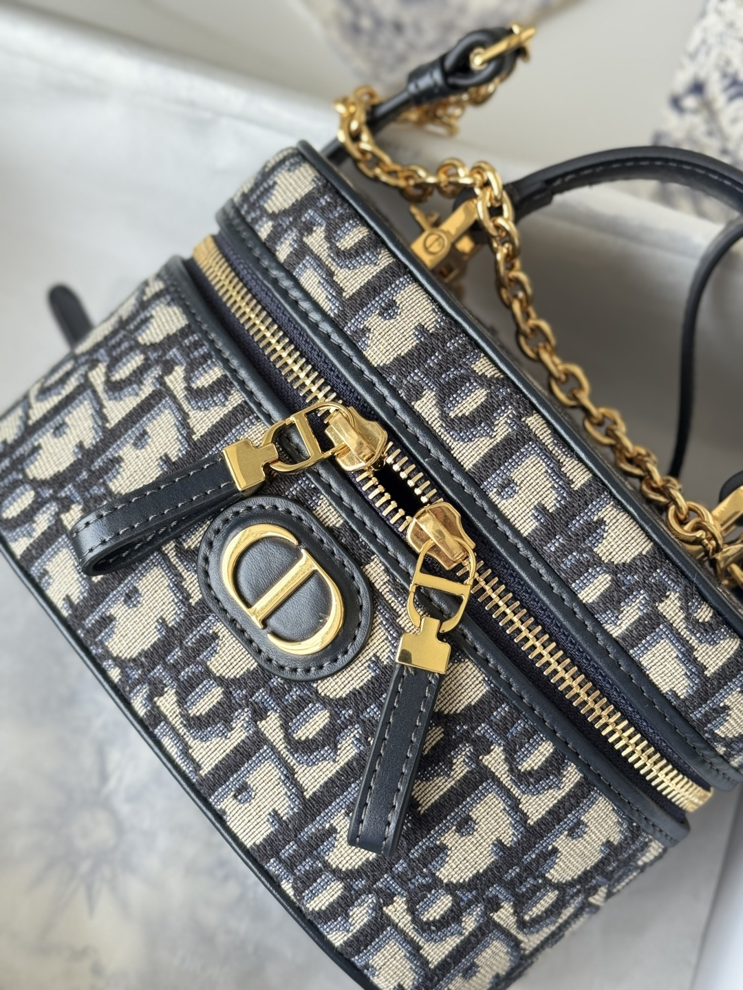 💰430💰dior-30 Montaigne 迷你 vanity系列，化妆盒的包形太可爱拉，既小巧又精致，采用蓝色Obliaue 老花面料，标志性的字母提升格调，包的容量可收纳各种日常用品和手机，内格自带补镜，每天出门都可以美美哒，搭配可调节链条肩带，轻松解锁多种背法和多种搭配
size:16.5*8*9.5cm 
编号：9224