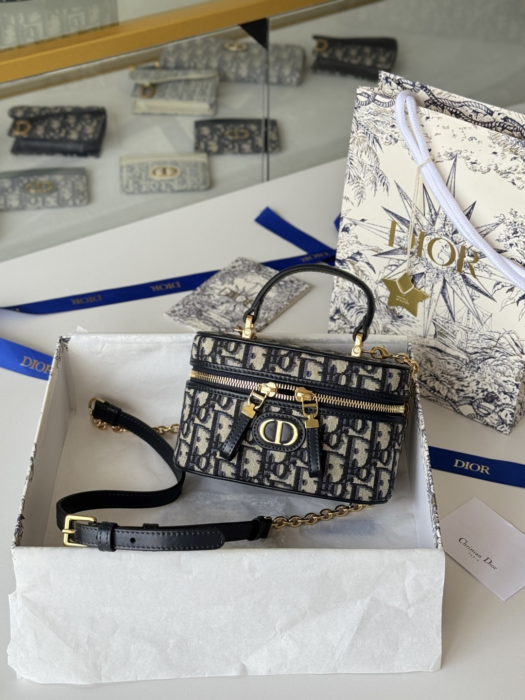 NO:673724,dior-30 Montaigne mini vanity series, the shape of the cosmetic case is so cute, it is small and exquisite. It is made of blue Obliaue presbyopia fabric, and the iconic letters enhance the style. The capacity of the bag can store a variety of daily necessities and mobile phones. The inner compartment comes with a complementary mirror, so you can look beautiful every day when you go out. It is equipped with an adjustable chain shoulder strap, which can easily unlock a variety of carrying methods and a variety of combinations. Size: 16.5*8*9.5cm  No. 9224, Dior wallet, dior, wallets, cosmetic bags & cases19860909dior-30 Montaigne 迷你 vanity系列,化妆盒的包形太可爱拉,既小巧又精致,采用蓝色Obliaue 老花面料,标志性的字母提升格调,包的容量可收纳各种日常用品和手机,内格自带补镜,每天出门都可以美美哒,搭配可调节链条肩带,轻松解锁多种背法和多种搭配 size:16.5*8*9.5cm 编号9224,Dior钱包,dior,wallets,cosmetic bags & cases,欧美剧