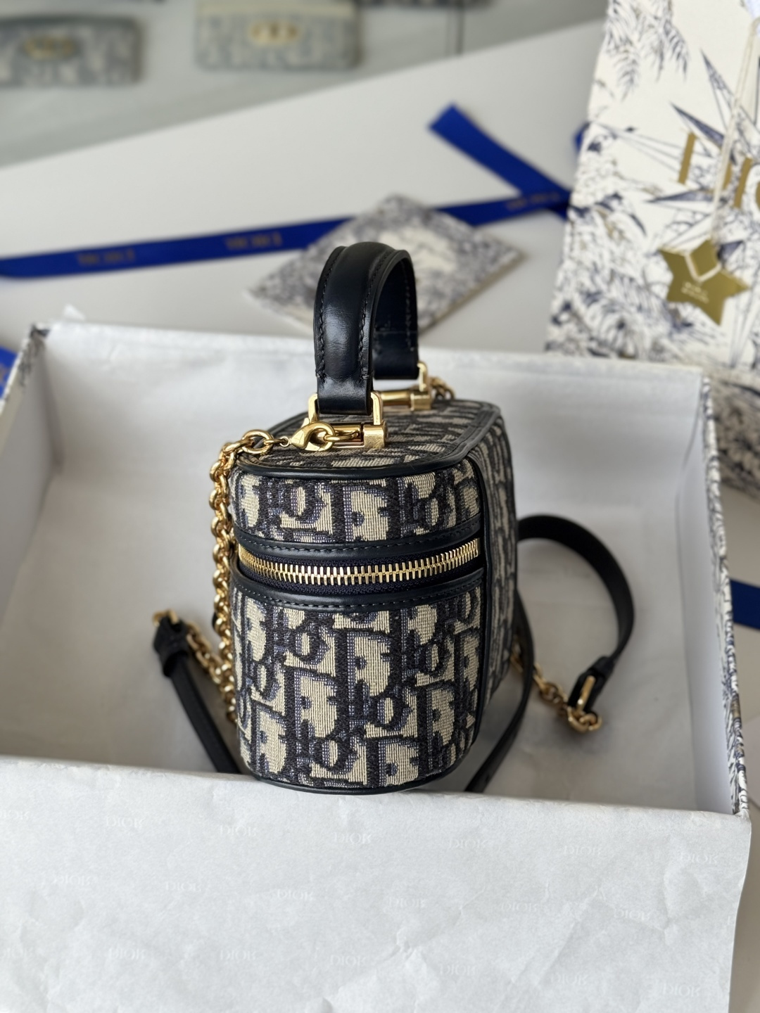 💰430💰dior-30 Montaigne 迷你 vanity系列，化妆盒的包形太可爱拉，既小巧又精致，采用蓝色Obliaue 老花面料，标志性的字母提升格调，包的容量可收纳各种日常用品和手机，内格自带补镜，每天出门都可以美美哒，搭配可调节链条肩带，轻松解锁多种背法和多种搭配
size:16.5*8*9.5cm 
编号：9224