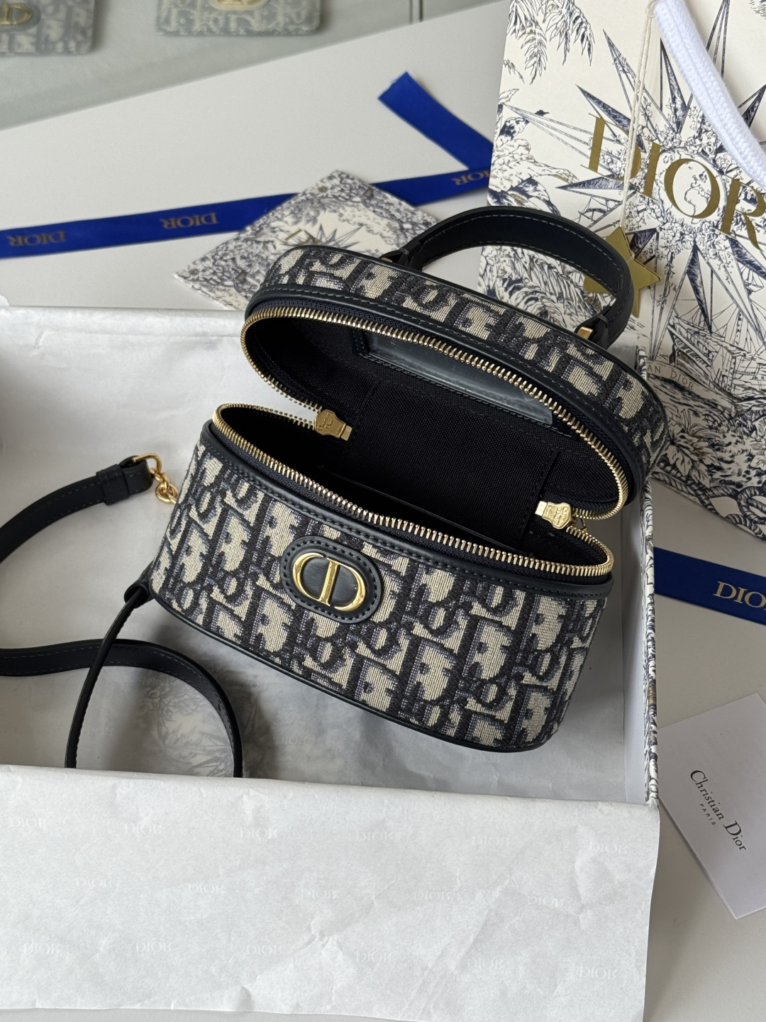 💰430💰dior-30 Montaigne 迷你 vanity系列，化妆盒的包形太可爱拉，既小巧又精致，采用蓝色Obliaue 老花面料，标志性的字母提升格调，包的容量可收纳各种日常用品和手机，内格自带补镜，每天出门都可以美美哒，搭配可调节链条肩带，轻松解锁多种背法和多种搭配
size:16.5*8*9.5cm 
编号：9224