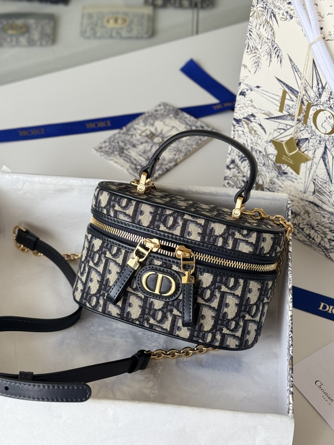 💰430💰dior-30 Montaigne 迷你 vanity系列，化妆盒的包形太可爱拉，既小巧又精致，采用蓝色Obliaue 老花面料，标志性的字母提升格调，包的容量可收纳各种日常用品和手机，内格自带补镜，每天出门都可以美美哒，搭配可调节链条肩带，轻松解锁多种背法和多种搭配
size:16.5*8*9.5cm 
编号：9224