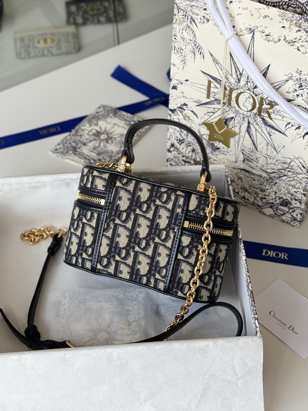 💰430💰dior-30 Montaigne 迷你 vanity系列，化妆盒的包形太可爱拉，既小巧又精致，采用蓝色Obliaue 老花面料，标志性的字母提升格调，包的容量可收纳各种日常用品和手机，内格自带补镜，每天出门都可以美美哒，搭配可调节链条肩带，轻松解锁多种背法和多种搭配
size:16.5*8*9.5cm 
编号：9224