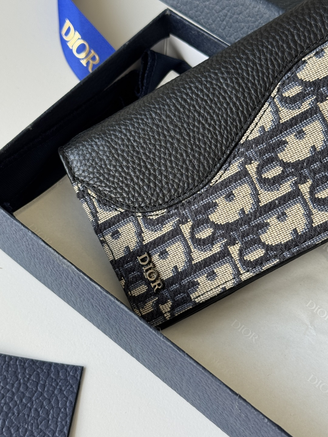 Dior 黑色粒面牛皮革细工镶嵌米色和黑色Oblique