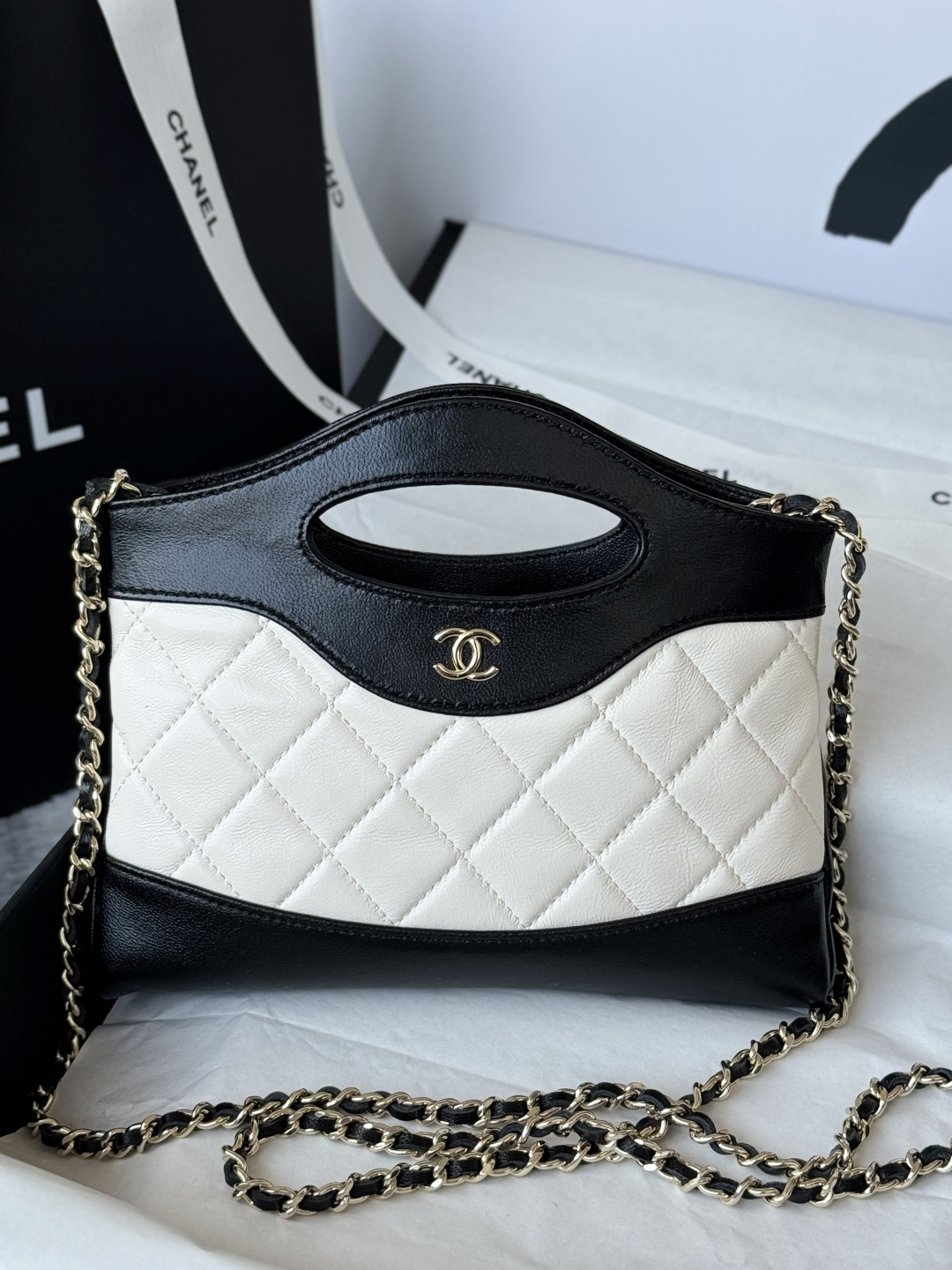 NO:388637,31bag nano launched by 24b!  Mini size, made of oily wax sheepskin, light-colored hardware, very high-end combination, real-life shooting, super popular and cute!  It is a classic and never out of date [strong] and is cute and practical. You can put down two large phones and look invincible!  Super recommended, the real thing is really beautiful, model number AS3656 steel, size 17.5x20.5x4cm, Chanel, chanel, sheepskin1986090924b推出的31bag nano！mini size 油腊羊皮制作 浅色五金 搭配很高级 实物拍摄 超级火爆实物也非常可爱！属于经典永不过时款[强]可爱的同时也很实用,可以放下两枚大手机上身搭配也无敌好看！超级推荐 实物真的非常美 款号AS3656 钢 尺寸17.5x20.5x4cm,香奈儿,chanel,sheepskin,Bag