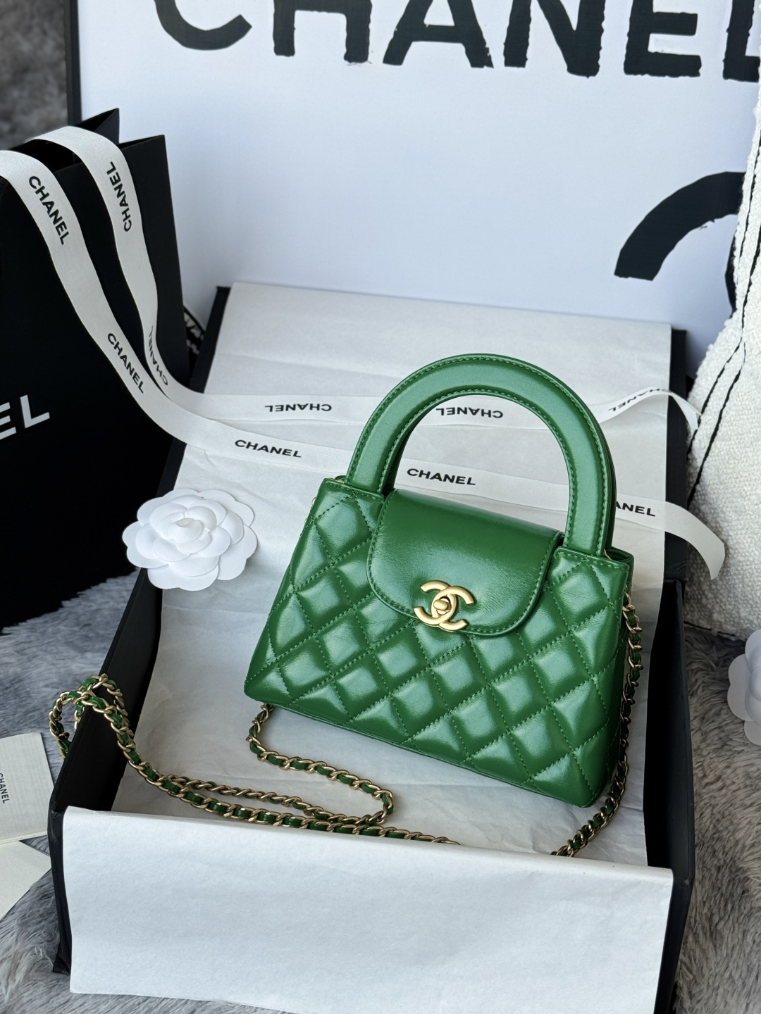 NO:388645,74A Kelly handle bag Fashion is a cycle of reincarnation, the popular medieval kelly was redesigned and revitalized by Chanel. The medieval Kelly was named after the classic handle hand, adding leather straps to the foundation to subvert the tradition, making it more casual and convenient. Model number AS4416 Size 13-19-7, Chanel, chanel, chanel1986090974A Kelly手柄包 时尚是一个轮回,大热门中古kelly被Chanel重新设计焕发生机,中古Kelly以经典的手柄手提出名,在基础加上皮穿链肩带颠覆传统,更加随性方便  款号AS4416 尺寸13-19-7,香奈儿,chanel,chanel,Bag