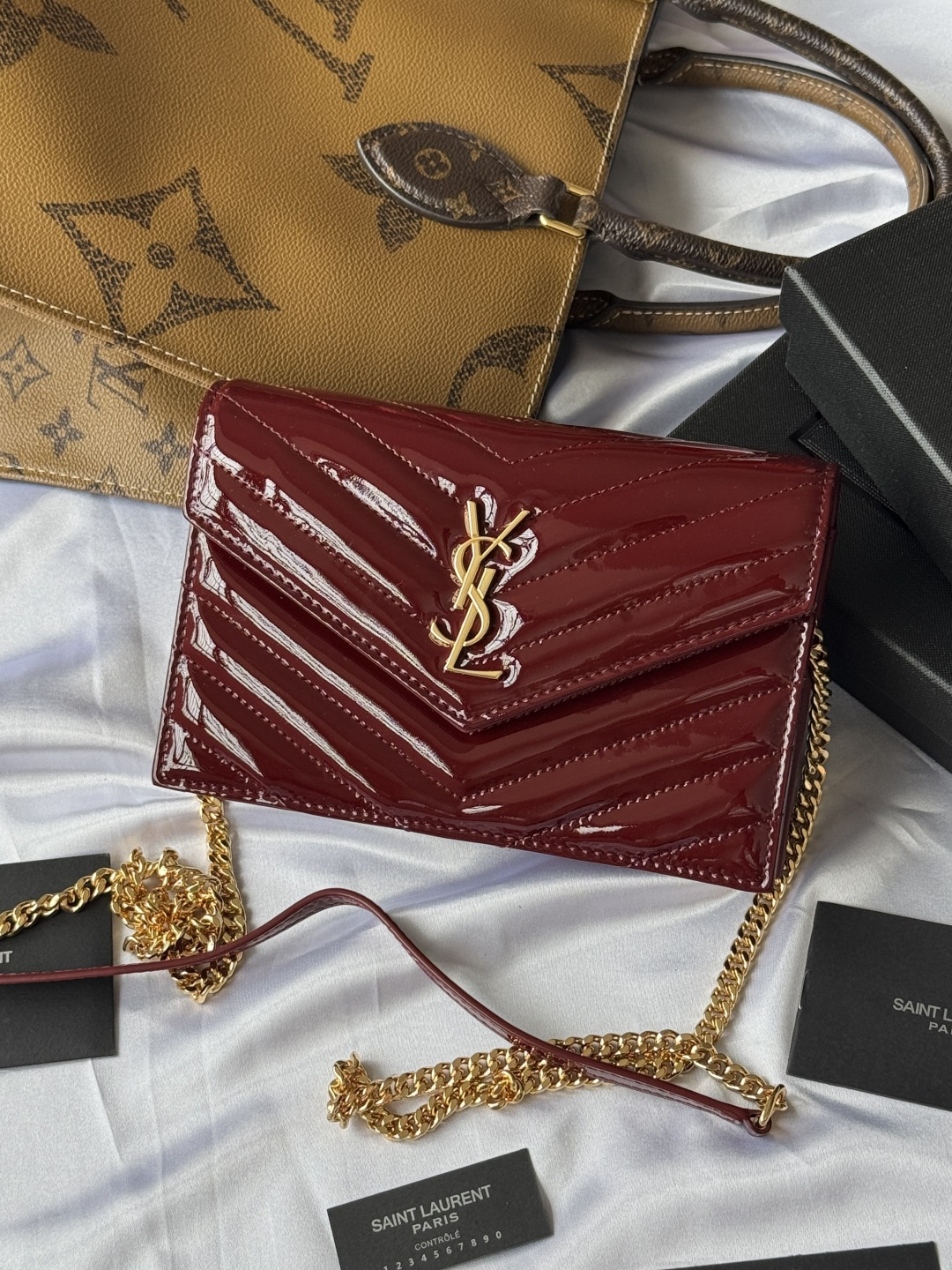 NO:391151,# #_New color woc small envelope packet is coming. Speaking of envelope packets, this one from Y must have a name!  The whole package is made of original patent leather cowhide, with three-dimensional style and comfortable feel!  The removable shoulder strap design enriches the versatility of the bag. The shoulder strap can be used directly as a handbag & dinner bag. It has multiple built-in card slots, which are practical and explosive. You usually bring your mobile phone and card when you go out. A small bag can take you around the world easily!  Model 393953 Size 19x11.5x4cm, Saint Laurent wallet, saint laurent, wallets, cowhide19860909# #_新颜色 woc小号信封包来袭,说到信封包,Y家的这一只一定必须要拥有名字！整包采用原厂漆皮牛皮制作,版型立体,手感舒适！可拆卸的肩带设计丰富了包包的多用性,肩带拆掉可直接当手包&晚宴包使用,内置多个卡位,实用到爆炸,平时出门带上手机和卡片,一个小包就可以带你轻松走遍天下！ 型号393953 尺寸19x11.5x4cm,圣罗兰钱包,saint laurent,wallets,cowhide,Bag