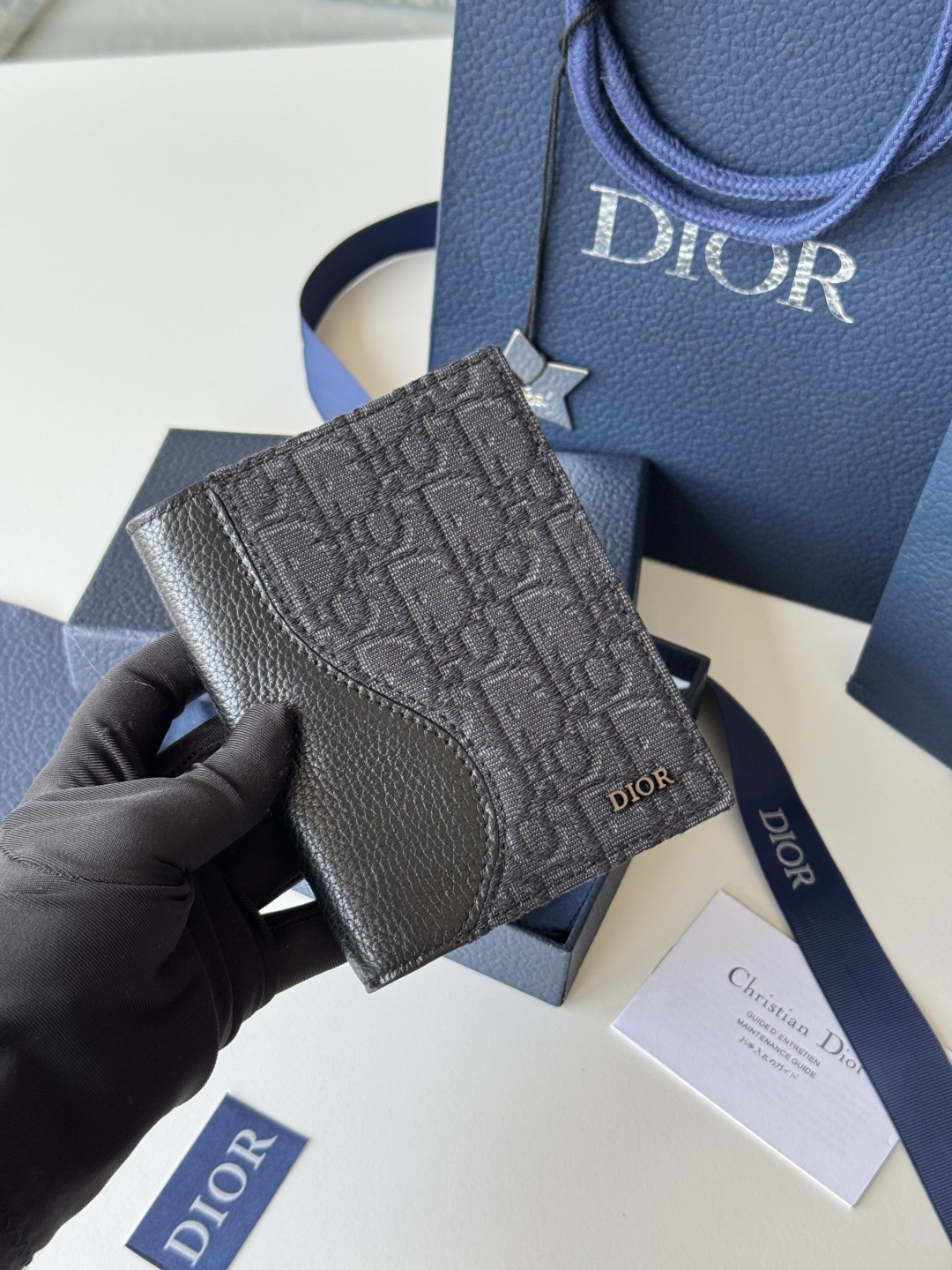 NO:673735,Passport Holder This passport holder is both functional and elegant. Crafted in beige and black Oblique print with Dior signature on the front, interior in smooth black calfskin. Featuring two bill compartments, a boarding pass compartment and five card slots. This passport holder is ideal for traveling and can also be used as a card holder. Beige and black Oblique print Dior signature in metal-coated brass on the front Dior embossed signature on the interior Bi-fold style 2 bill compartments  5 card slots Boarding pass compartment Dust bag included Dimensions 10 x 13.3cm No. H016-H saddle passport, Dior wallet, dior, wallets, cowhide19860909护照夹 这款护照套实用而高雅.采用米色和黑色 Oblique 印花面料精心制作,正面饰以 Dior 标志,内部为黑色光滑牛皮革材质.设有两个票据隔层,一个登机牌隔层和五个卡槽.这款护照套是外出旅行的理想良伴,平时亦可作为卡夹使用. 米色和黑色 Oblique 印花 正面饰以金属覆层黄铜 Dior 标志 内侧饰有 Dior 压花标志 双折款式 2 个票据隔层 5 个卡槽 登机牌隔层 内含防尘袋 尺寸10 x 13.3cm 编号H016-H马鞍护照,Dior钱包,dior,wallets,cowhide,欧美剧