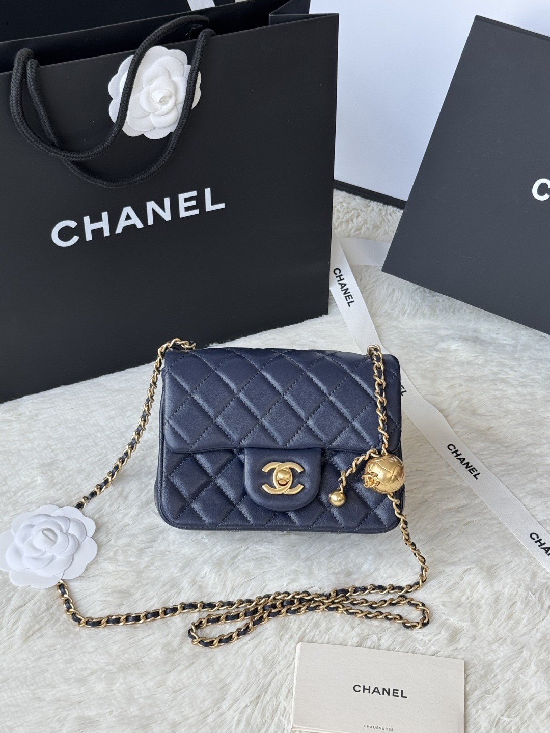 NO:405904,Chanel Fang Fatty mini AS1786 hot metal cf full skin inside and outside lambskin made mini hood bag global There is an extra small gold ball on the chain to add finishing touch icing on the cake Not only retro and beautiful, but also adjustable chain length. It can be made into a waist bag or a crossbody on one shoulder. It is so exquisite and perfect. Daai Global gets out of stock size: 18cm, Chanel, Chanel, Chanel, sheepskin19860909Chanel 方胖子 mini AS1786 爆款金属 cf 里外全皮 小羊皮制作 mini 口盖包 全球 链条上多了个 小金球 画龙点睛 锦上添花 不仅复古美观 还可调节链条长度 可以做腰包 也可以单肩斜挎 太精致完美了 大爱全球抢到断货尺寸:18cm,香奈儿,chanel,chanel,sheepskin,Bag