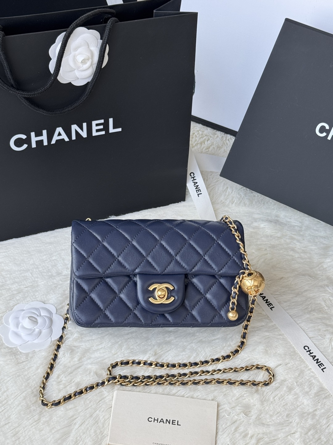 NO:405909,Chanel AS1787 hot metal cf full skin inside and outside, made of lambskin mini hood bag worldwide, there is an extra small gold ball on the chain, the finishing touch, the icing on the cake, not only retro and beautiful, but also adjustable chain length. It can be made into a waist bag or a crossbody on one shoulder. It is so exquisite and perfect. Da Love Global Size: 20cm, Chanel, Chanel, Chanel, Sheepskin19860909Chanel AS1787 爆款金属 cf 里外全皮 小羊皮制作 mini 口盖包 全球 链条上多了个 小金球 画龙点睛 锦上添花 不仅复古美观 还可调节链条长度 可以做腰包 也可以单肩斜挎 太精致完美了 大爱全球抢到断货尺寸:20cm,香奈儿,chanel,chanel,sheepskin,Bag
