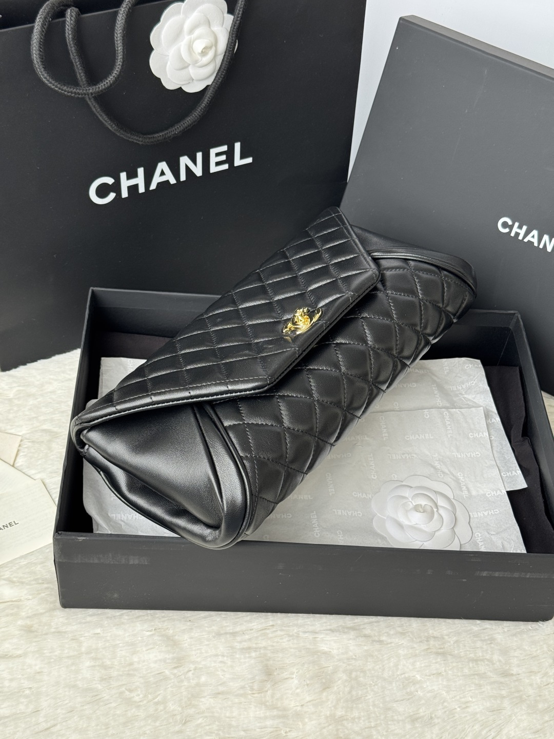Chanel 小香 羊皮手包 这款手包演绎 风格