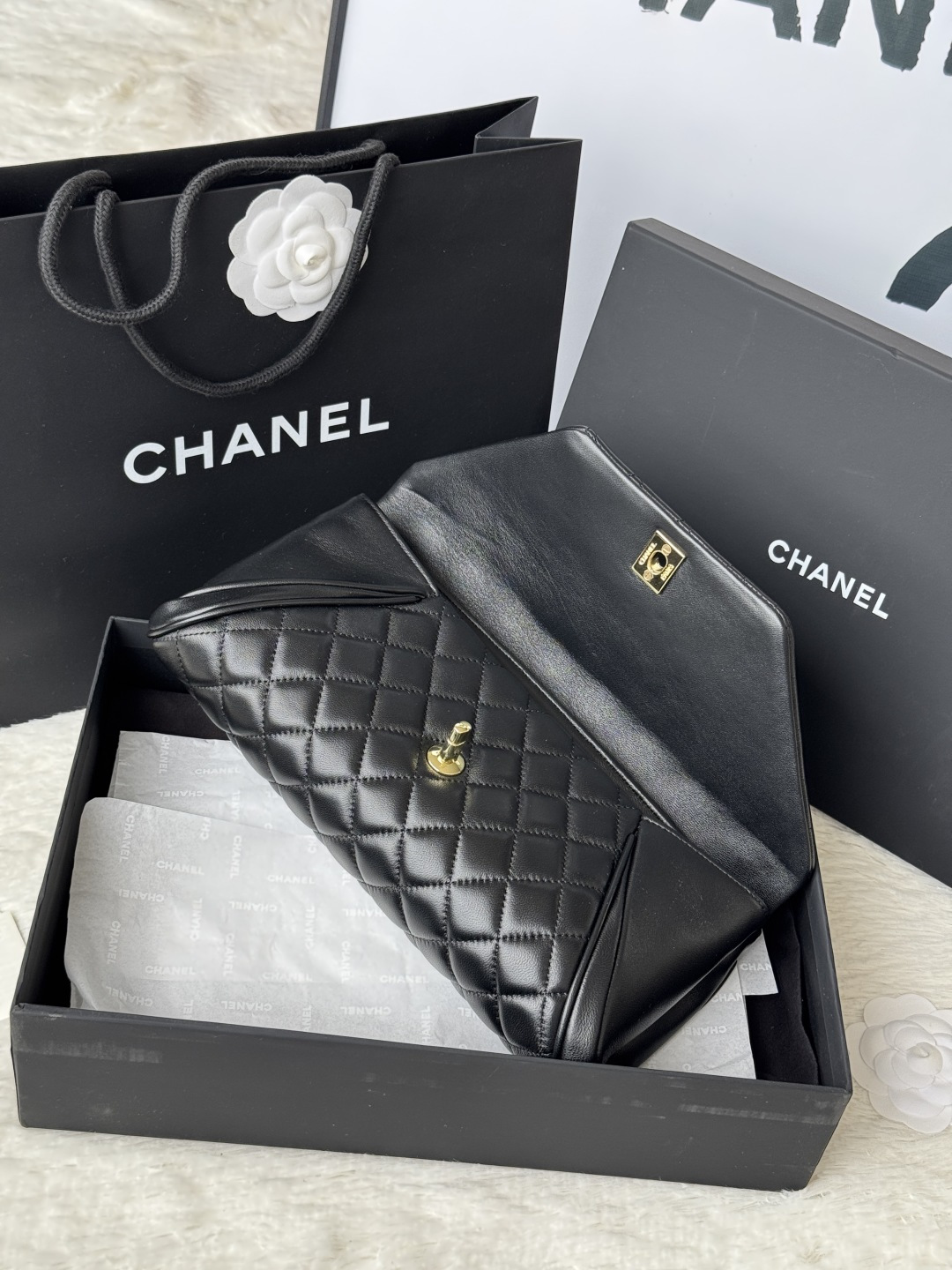Chanel 小香 羊皮手包 这款手包演绎 风格