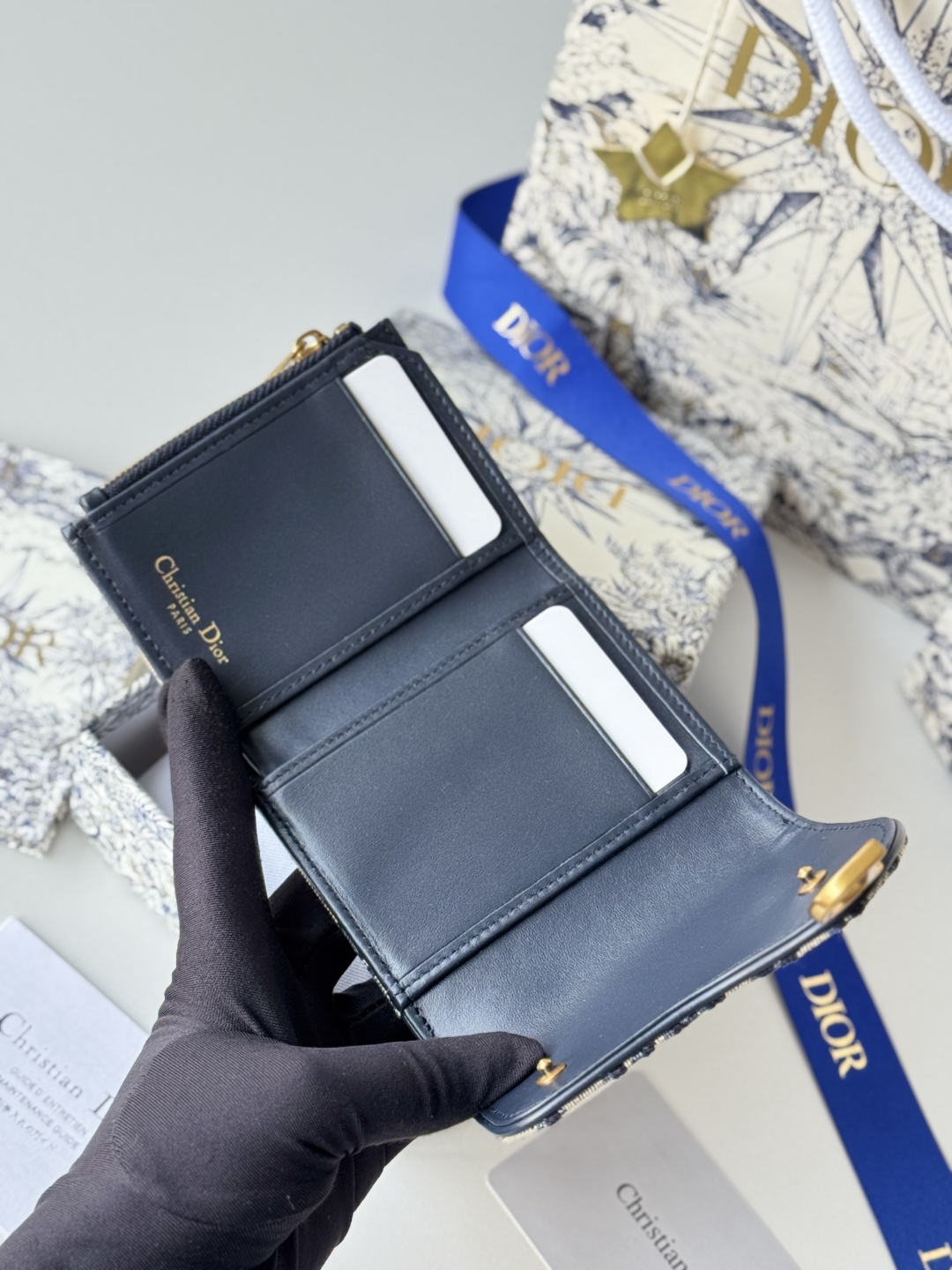 💰260💰Dior三折钱包款号S5652CTZQ-M928）-3015 嗐520的欢喜就被英国的快递给耽搁了 但今天收到的时候还是太开心了中谢谢罗同学 他说本来想买Celine凯旋门钱包牛油果色，但英官网断货很久了但他看了这个也说真香. 这个钱包真的可以打满分0除了贵~430限 整体比较轻薄用食品称称了一下99g哈哈【内】 有6个卡位 还有1个小拉链放硬币什么的纸币也是可以舒坦着放【外】 有1个卡槽，放门卡