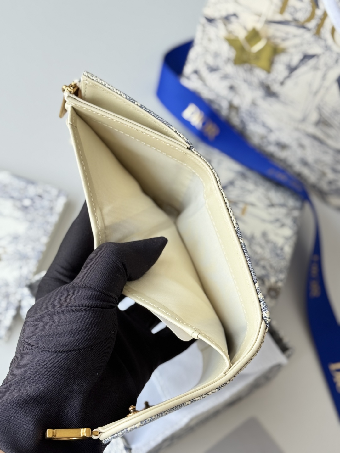 💰260💰Dior三折钱包款号S5652CTZQ-M928）-3015 嗐520的欢喜就被英国的快递给耽搁了 但今天收到的时候还是太开心了中谢谢罗同学 他说本来想买Celine凯旋门钱包牛油果色，但英官网断货很久了但他看了这个也说真香. 这个钱包真的可以打满分0除了贵~430限 整体比较轻薄用食品称称了一下99g哈哈【内】 有6个卡位 还有1个小拉链放硬币什么的纸币也是可以舒坦着放【外】 有1个卡槽，放门卡
