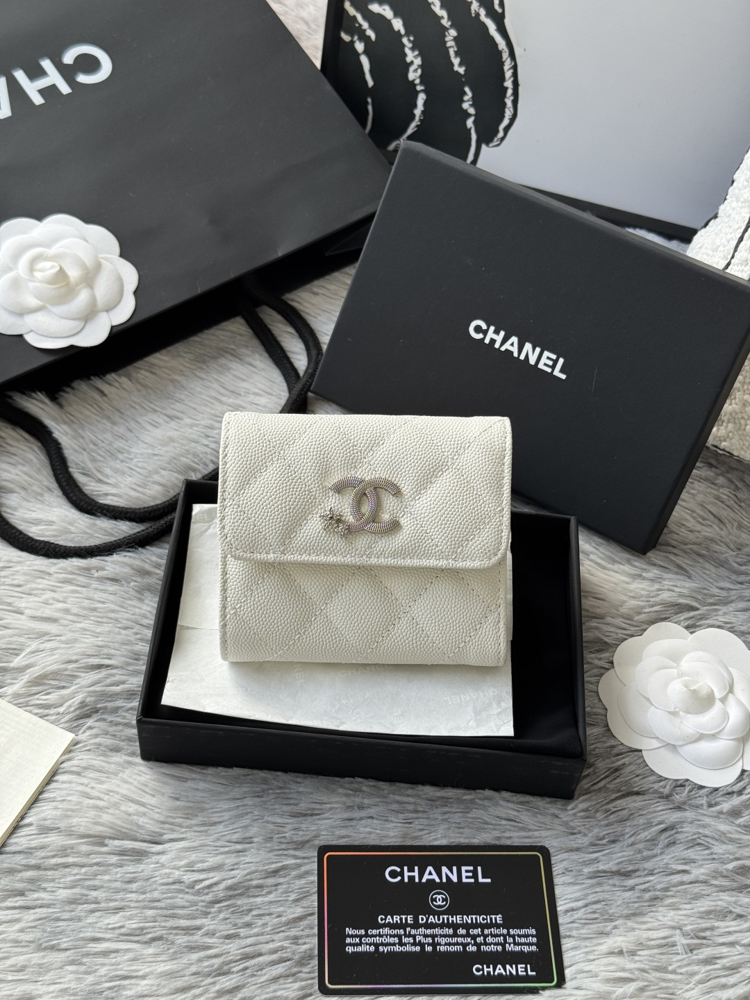 NO:673679,Autumn five-pointed star new tri-fold wallet chanel caviar cowhide made with rhombus pattern original quality. Exclusive real shot There is a coin pocket inside that can hold hundred dollar bills coins credit card number size 10.5x11.5x3cm.,chanel wallet,chanel,wallets,cowhide19860909秋季 五角星 新品三折钱包 chanel 鱼子酱牛皮 制作菱格纹路 原单品质.独家实拍 内里有零钱袋 可放百元大钞 硬币 信用卡 编号 尺寸10.5x11.5x3cm.,chanel钱包,chanel,wallets,cowhide,欧美剧