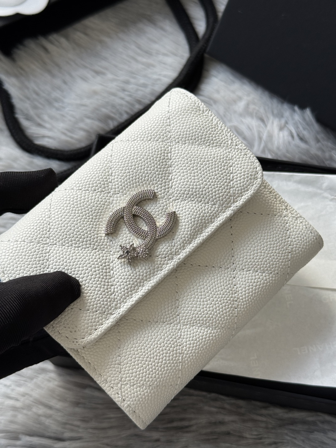 Chanel chanel 鱼子酱牛皮 制作菱格纹路