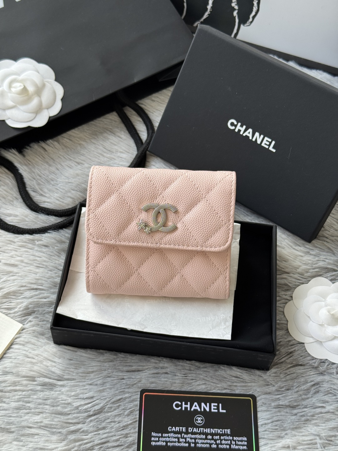 NO:584486,Autumn five-pointed star new three-fold wallet chanel caviar cowhide made of diamond pattern original quality. Exclusive real shot There is a coin pocket inside that can hold hundred-dollar bills, coins, credit cards, numbers, size 10.5x11.5x3cm., Chanel wallet, chanel, chanel, wallets, cowhide19860909秋季 五角星 新品三折钱包 chanel 鱼子酱牛皮 制作菱格纹路 原单品质.独家实拍 内里有零钱袋 可放百元大钞 硬币 信用卡 编号 尺寸10.5x11.5x3cm.,香奈儿钱包,chanel,chanel,wallets,cowhide,Bag