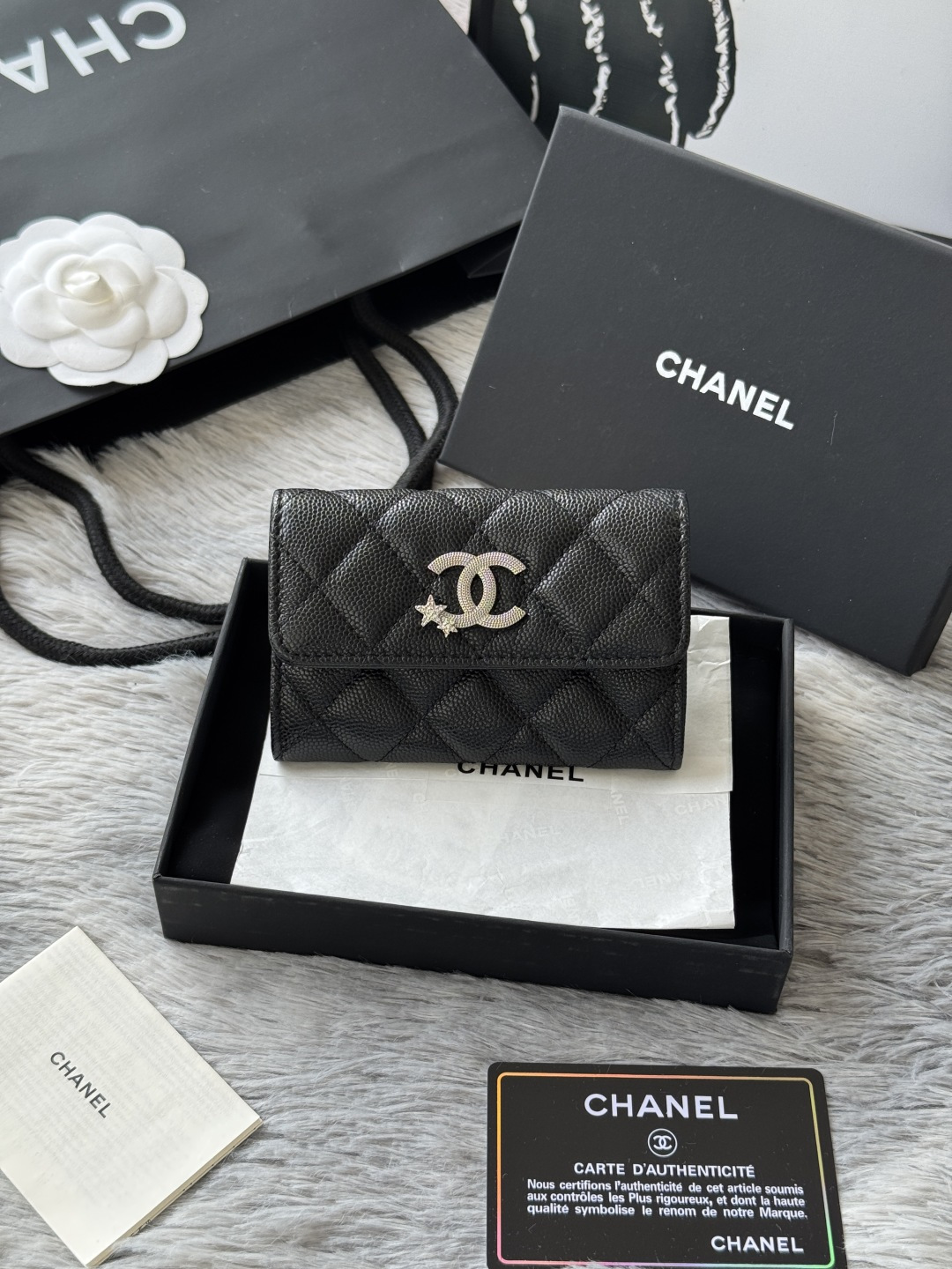 NO:673681,Autumn new product bi-fold card holder chanel hijab card holder can hold credit cards and change made of caviar cowhide exclusive real shot with new luogo zipper compartment inside original order quality details are vividly beautiful No. 4812 size 11x8.5x3cm, chanel wallet, chanel, wallets, cowhide19860909秋季 新品 两折卡包 chanel 盖头卡包 可放信用卡 零钱 鱼子酱牛皮制作 独家实拍 搭配新款luogo 内里带拉链隔层 原单品质 细节美到淋漓尽致 编号4812 尺寸11x8.5x3cm,chanel钱包,chanel,wallets,cowhide,欧美剧