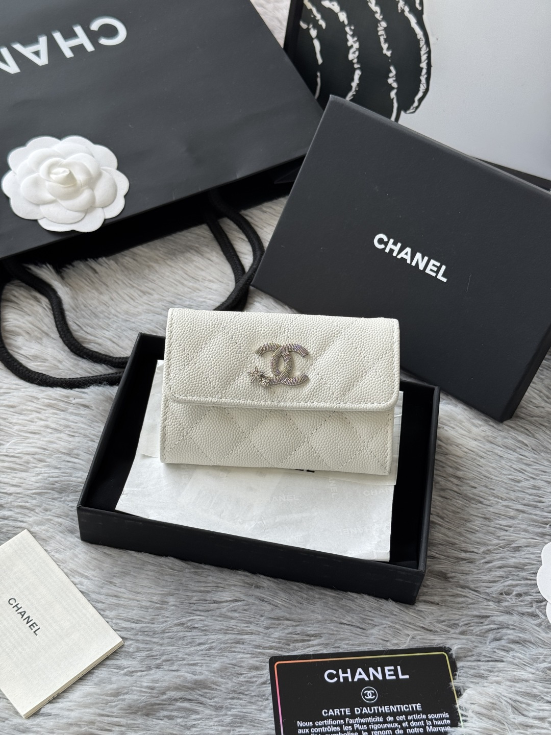 NO:584498,Autumn new product bi-fold card holder chanel hijab card holder can hold credit cards and change made of caviar cowhide exclusive real shot with new luogo zipper compartment inside original quality details are vividly beautiful No. 4812 size 11x8.5x3cm, Chanel wallet, chanel, chanel, wallets, cowhide19860909秋季 新品 两折卡包 chanel 盖头卡包 可放信用卡 零钱 鱼子酱牛皮制作 独家实拍 搭配新款luogo 内里带拉链隔层 原单品质 细节美到淋漓尽致 编号4812 尺寸11x8.5x3cm,香奈儿钱包,chanel,chanel,wallets,cowhide,Bag