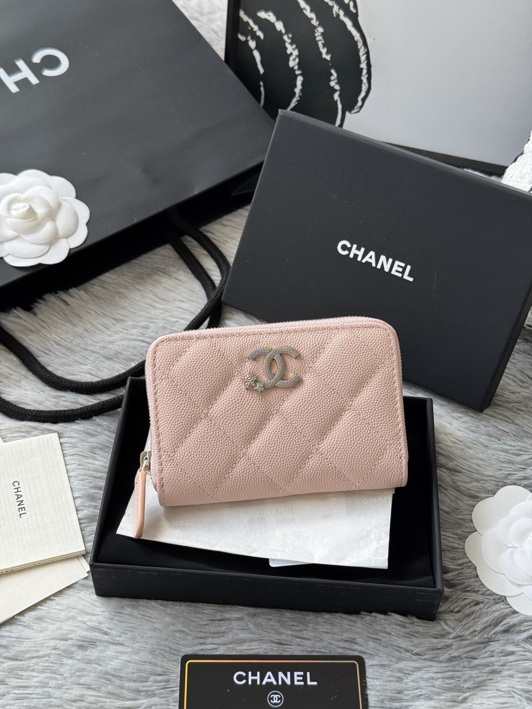 NO:673530,Autumn new product zipper small coin purse with zipper inside chanel small zipper card holder with new luogo zipper compartment inside made of caviar cowhide original quality can hold credit cards number size 11x7.5x2cm, chanel wallet, chanel, wallets, cowhide19860909秋季 新品 拉链小零钱包 内里有拉链chanel 小拉链卡包 搭配新款luogo 内里带拉链隔层 鱼子酱牛皮制作 原单品质 可放信用卡 编号 尺寸11x7.5x2cm,chanel钱包,chanel,wallets,cowhide,欧美剧