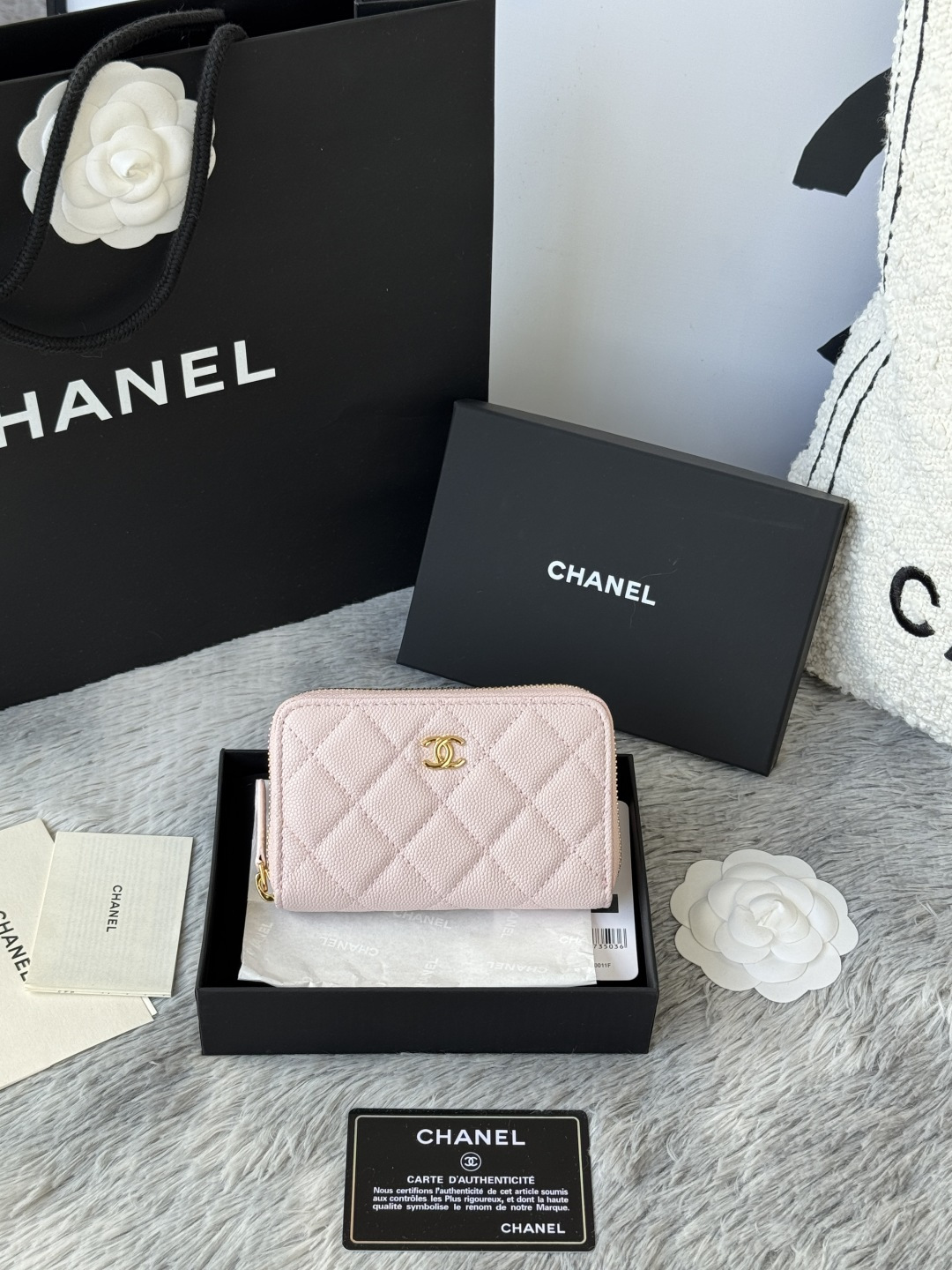 NO:673544,The medium size has finally arrived. Chanel 25c is a large zipper bag with a zipper inside. The first time I ate it. The black gold coin purse with an inner zipper is enlarged. Made of caviar cowhide. Ginza sa is great. Enthusiastic and patient. I picked up a bunch of black gold card holders. There are several popular coin purses. I went for the L-shaped zipper coin purse. I tried it on site. My nails are a little difficult to insert cards. The 25c is larger and more stylish. The upgraded version is very practical. Buy it quickly! chanel25c chanel coin purse chanel card holder card holder recommended zipper coin purse chanel number 3686 (0112) 25c size 12*5cmx8cmx2cm,chanel wallet,chanel,wallets,cowhide19860909中号终于到了货了,chanel 25c 加大款拉链包,内个有拉链 第一吃瓜现场 内里拉鍊加大黑金牛零钱包 鱼子酱牛皮制作 银座sa太棒了 热情又耐心 抱出一堆黑金卡包 好几款热门零钱包都有 冲着L型拉链零钱包去的 现场试了试 我的指甲有点不好插取卡片 25c这款加大很大气 升级版很实用 速速买下！chanel25c chanel零钱包 chanel卡包 卡包推荐 拉链零钱包chanel 编号3686（0112）25c 尺寸12*5cmx8cmx2cm,chanel钱包,chanel,wallets,cowhide,欧美剧