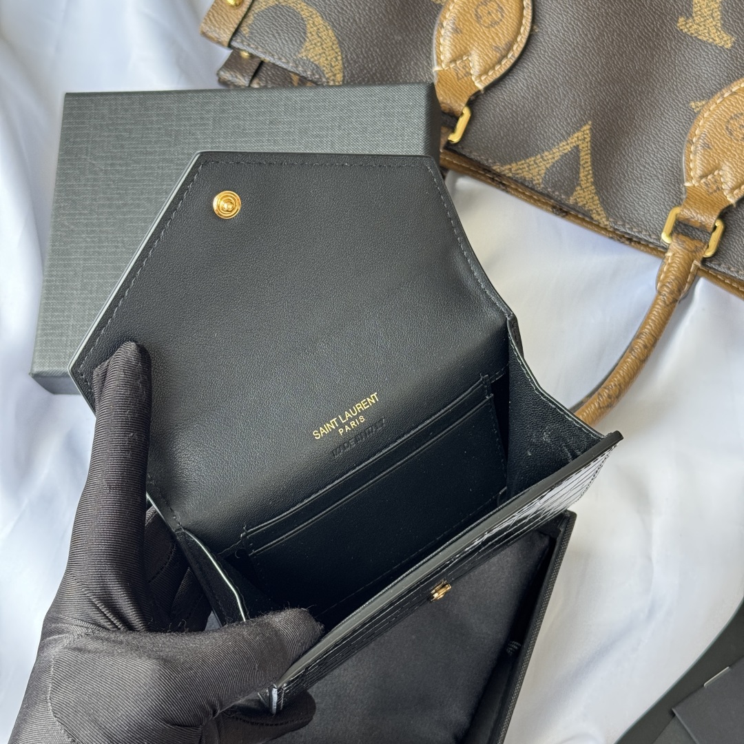 💰250💰 （SAINT LAURENT）-ysl两折短夹钱包 卡包 正版开发 鳄鱼皮 采用进口牛皮配独制五金👏  内里四个卡位原单品质、零钱包👛
型号：414404 
尺寸：13*9*3CM