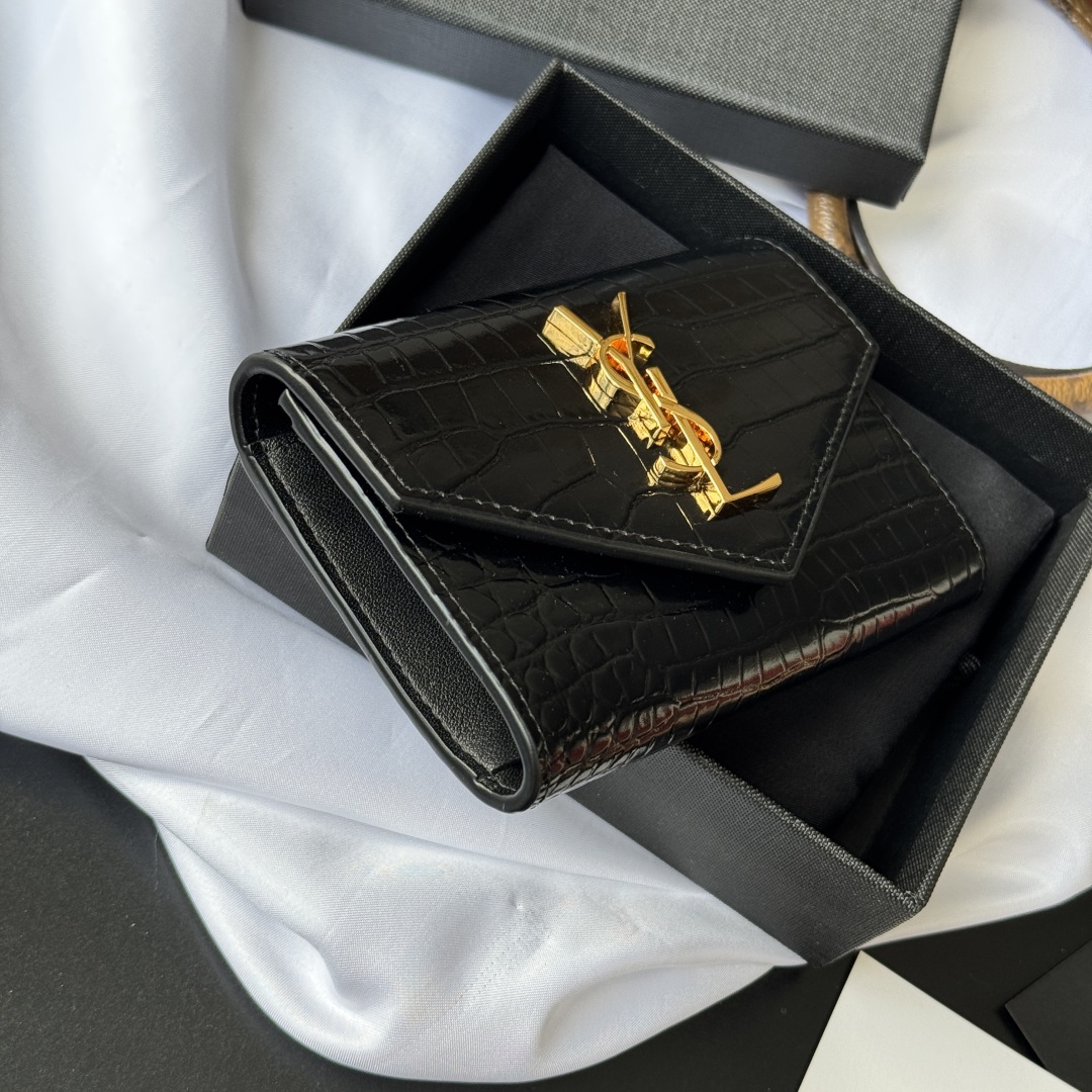 💰250💰 （SAINT LAURENT）-ysl两折短夹钱包 卡包 正版开发 鳄鱼皮 采用进口牛皮配独制五金👏  内里四个卡位原单品质、零钱包👛
型号：414404 
尺寸：13*9*3CM
