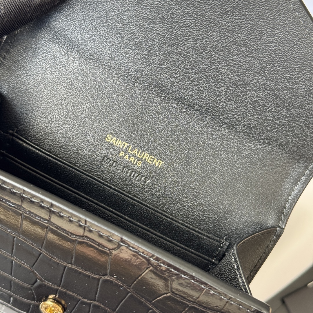 💰250💰 （SAINT LAURENT）-ysl两折短夹钱包 卡包 正版开发 鳄鱼皮 采用进口牛皮配独制五金👏  内里四个卡位原单品质、零钱包👛
型号：414404 
尺寸：13*9*3CM