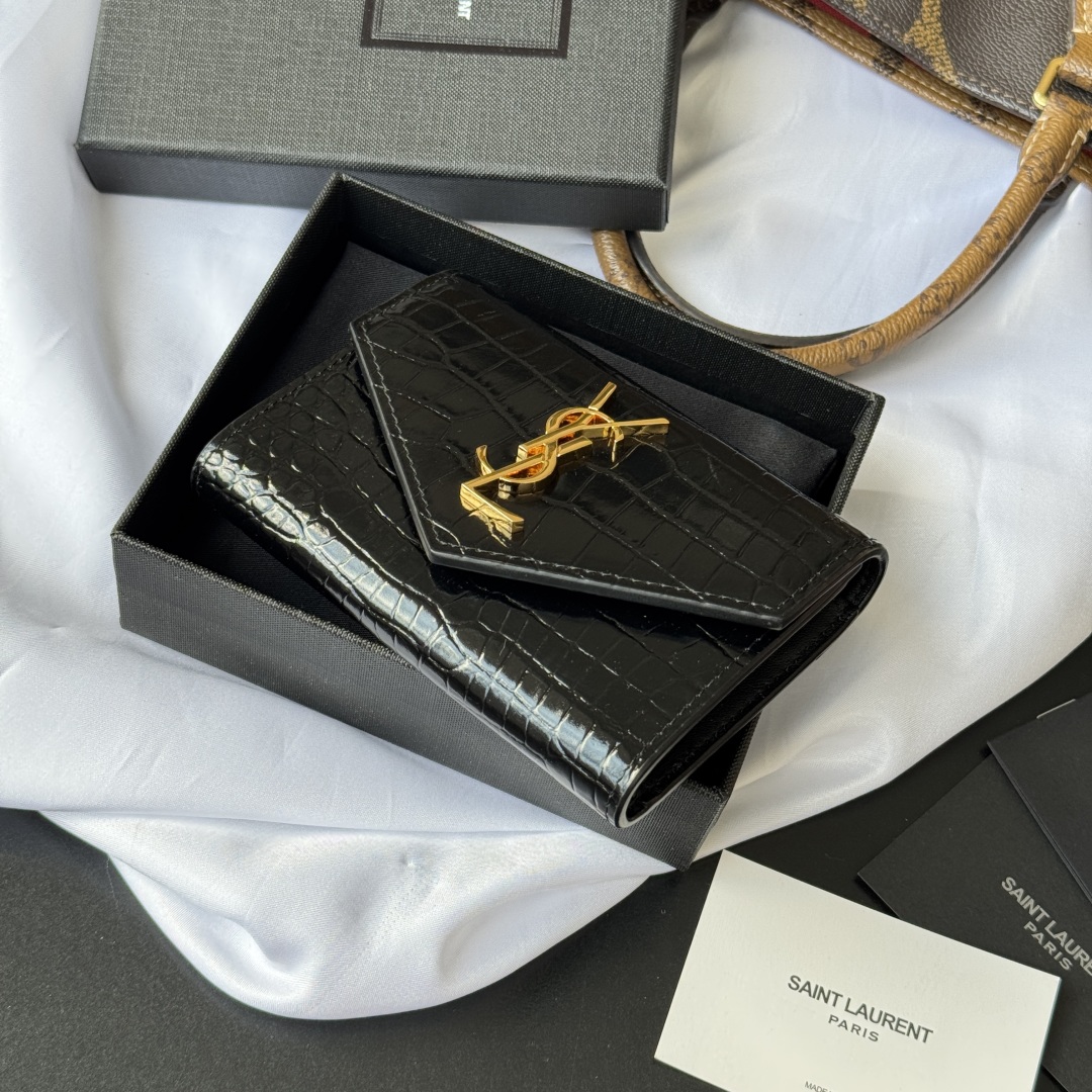 💰250💰 （SAINT LAURENT）-ysl两折短夹钱包 卡包 正版开发 鳄鱼皮 采用进口牛皮配独制五金👏  内里四个卡位原单品质、零钱包👛
型号：414404 
尺寸：13*9*3CM