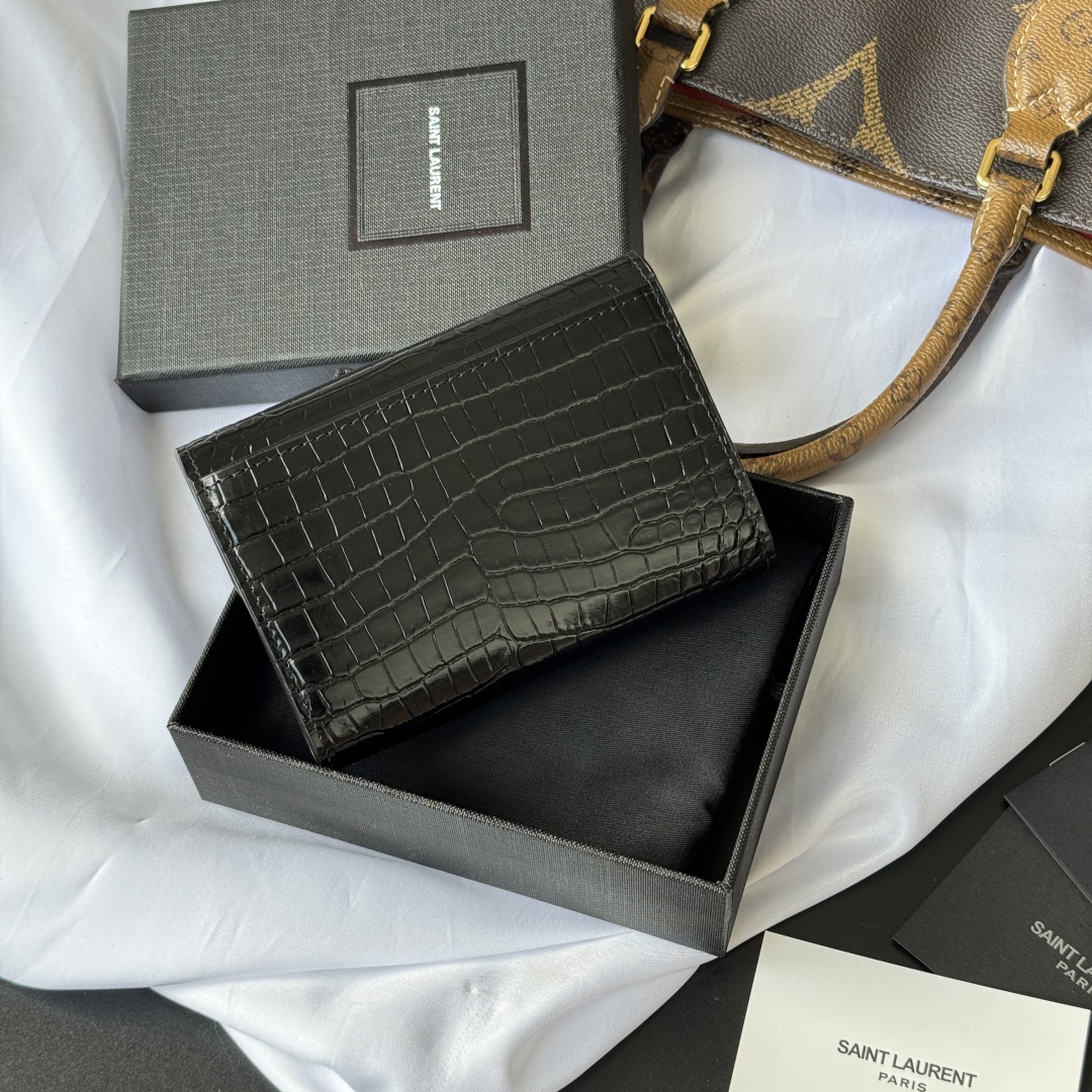 💰250💰 （SAINT LAURENT）-ysl两折短夹钱包 卡包 正版开发 鳄鱼皮 采用进口牛皮配独制五金👏  内里四个卡位原单品质、零钱包👛
型号：414404 
尺寸：13*9*3CM