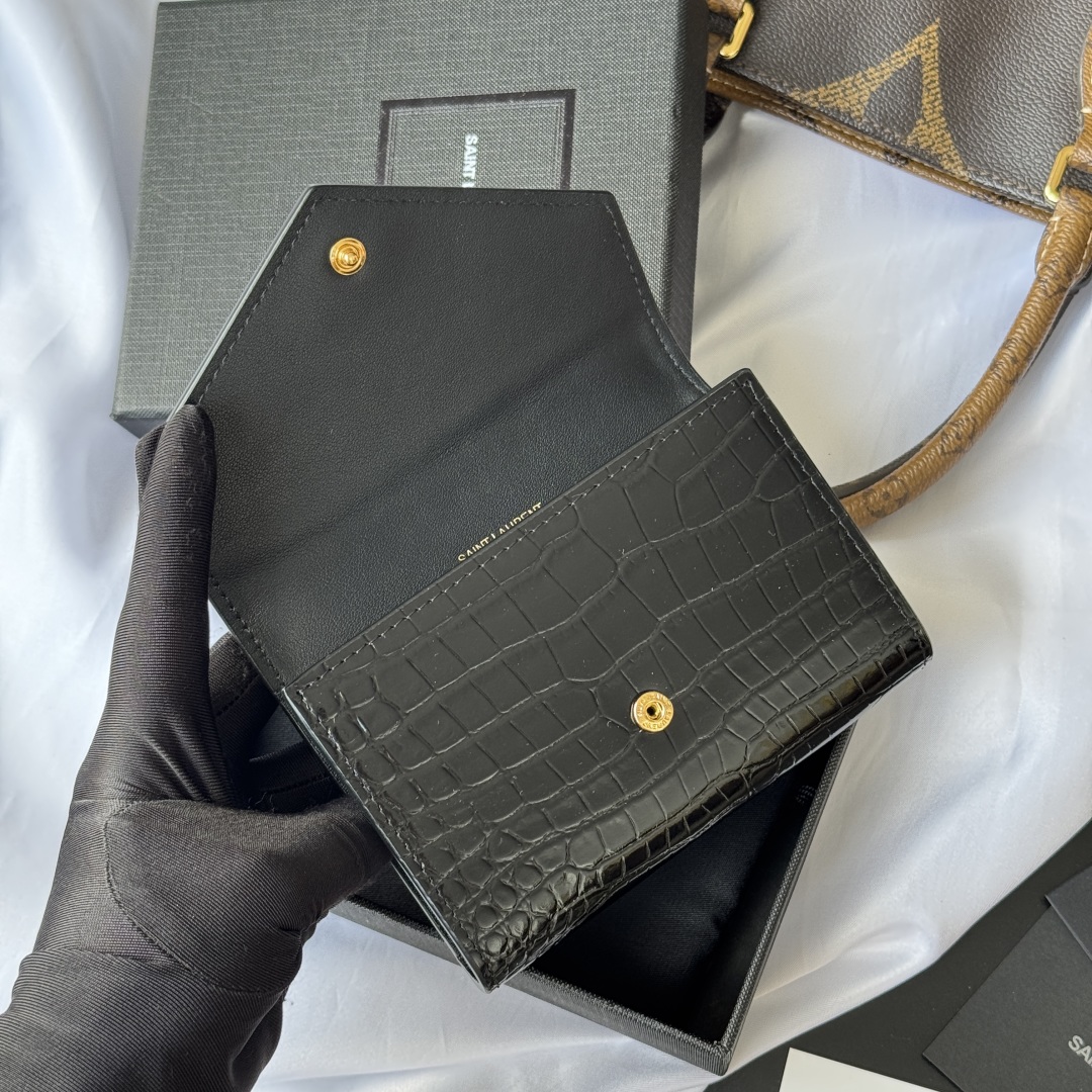 💰250💰 （SAINT LAURENT）-ysl两折短夹钱包 卡包 正版开发 鳄鱼皮 采用进口牛皮配独制五金👏  内里四个卡位原单品质、零钱包👛
型号：414404 
尺寸：13*9*3CM