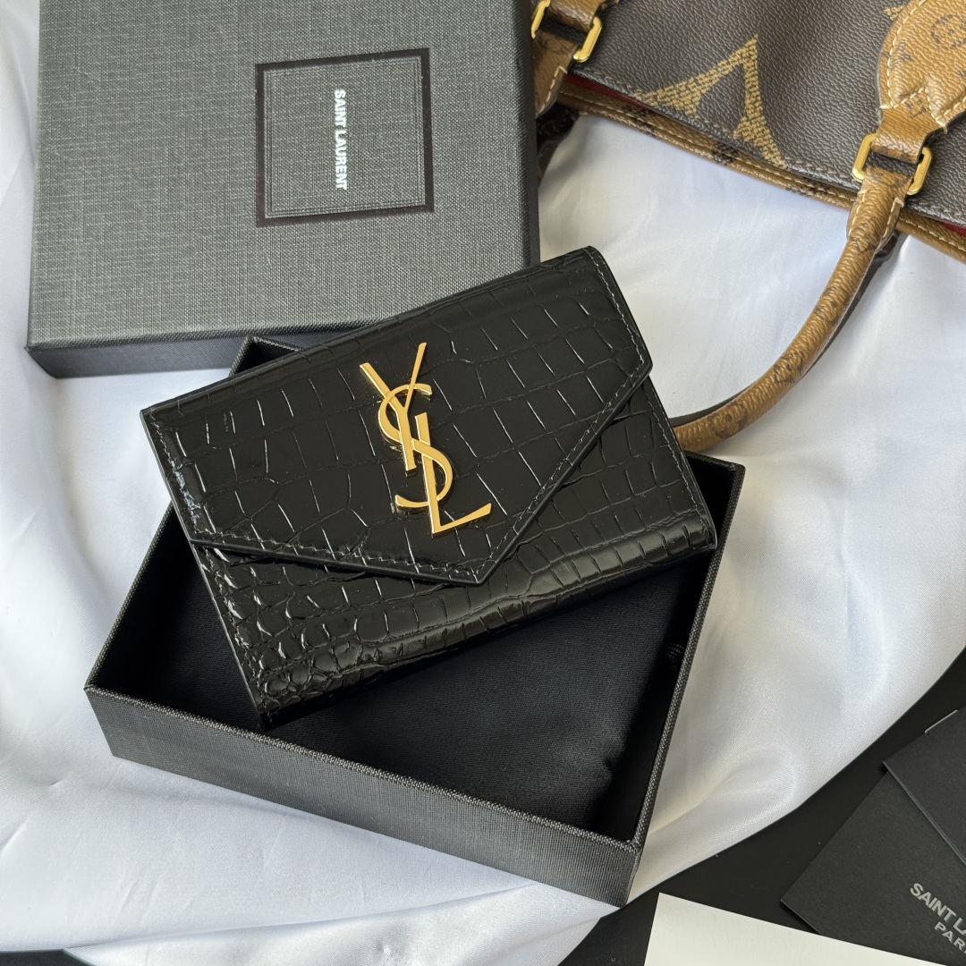 💰250💰 （SAINT LAURENT）-ysl两折短夹钱包 卡包 正版开发 鳄鱼皮 采用进口牛皮配独制五金👏  内里四个卡位原单品质、零钱包👛
型号：414404 
尺寸：13*9*3CM