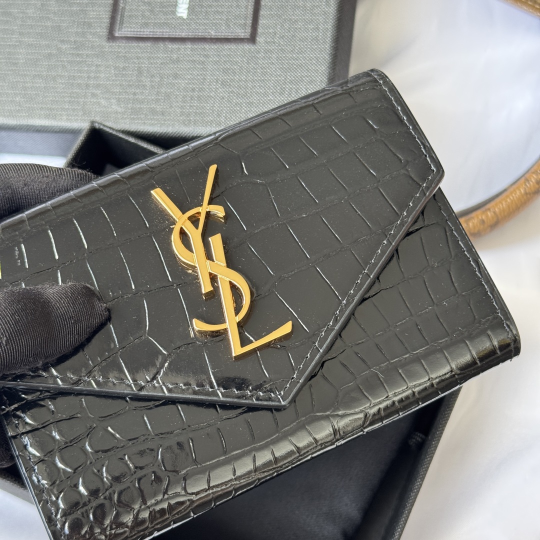 💰250💰 （SAINT LAURENT）-ysl两折短夹钱包 卡包 正版开发 鳄鱼皮 采用进口牛皮配独制五金👏  内里四个卡位原单品质、零钱包👛
型号：414404 
尺寸：13*9*3CM