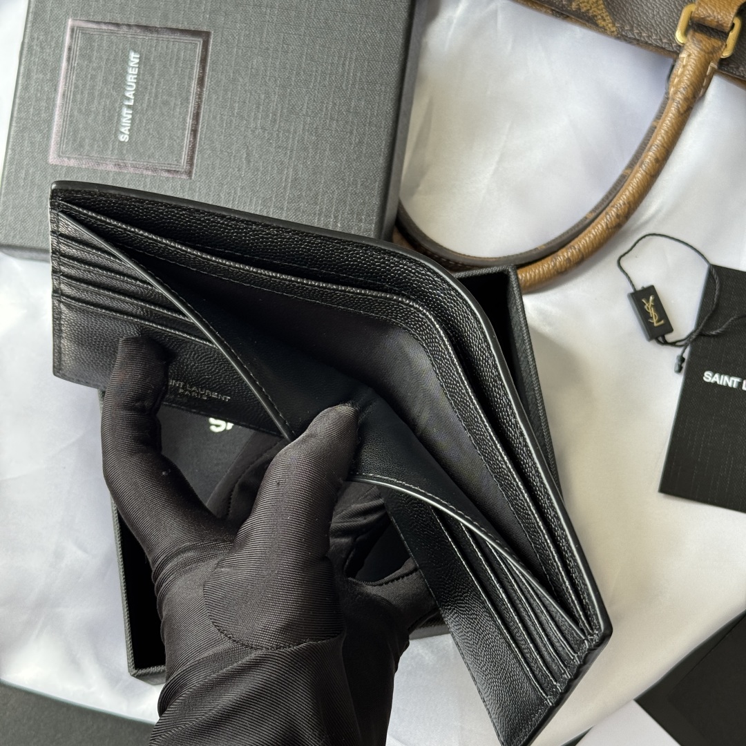 💰240💰 ysl 男士钱包 内里可放卡片 大钞 
MONOGRAM对折钱包
饰以金属YSL字母标志。内部：两个纸币隔层、八个卡片槽和两个票据隔层
型号：453276 
尺寸：11*9.5*2.5cm